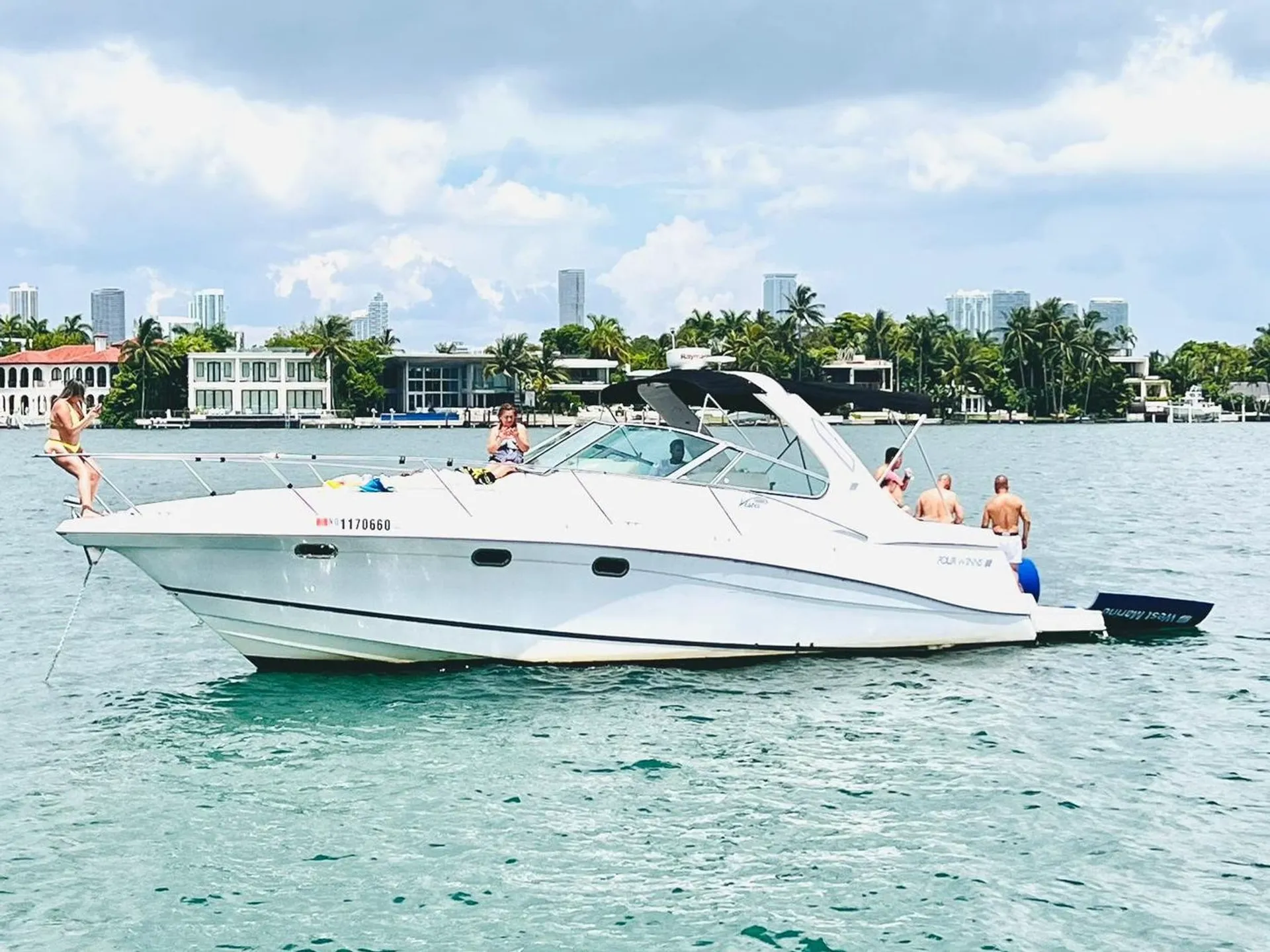 Four Winns 378 Vista White in Miami, FL
