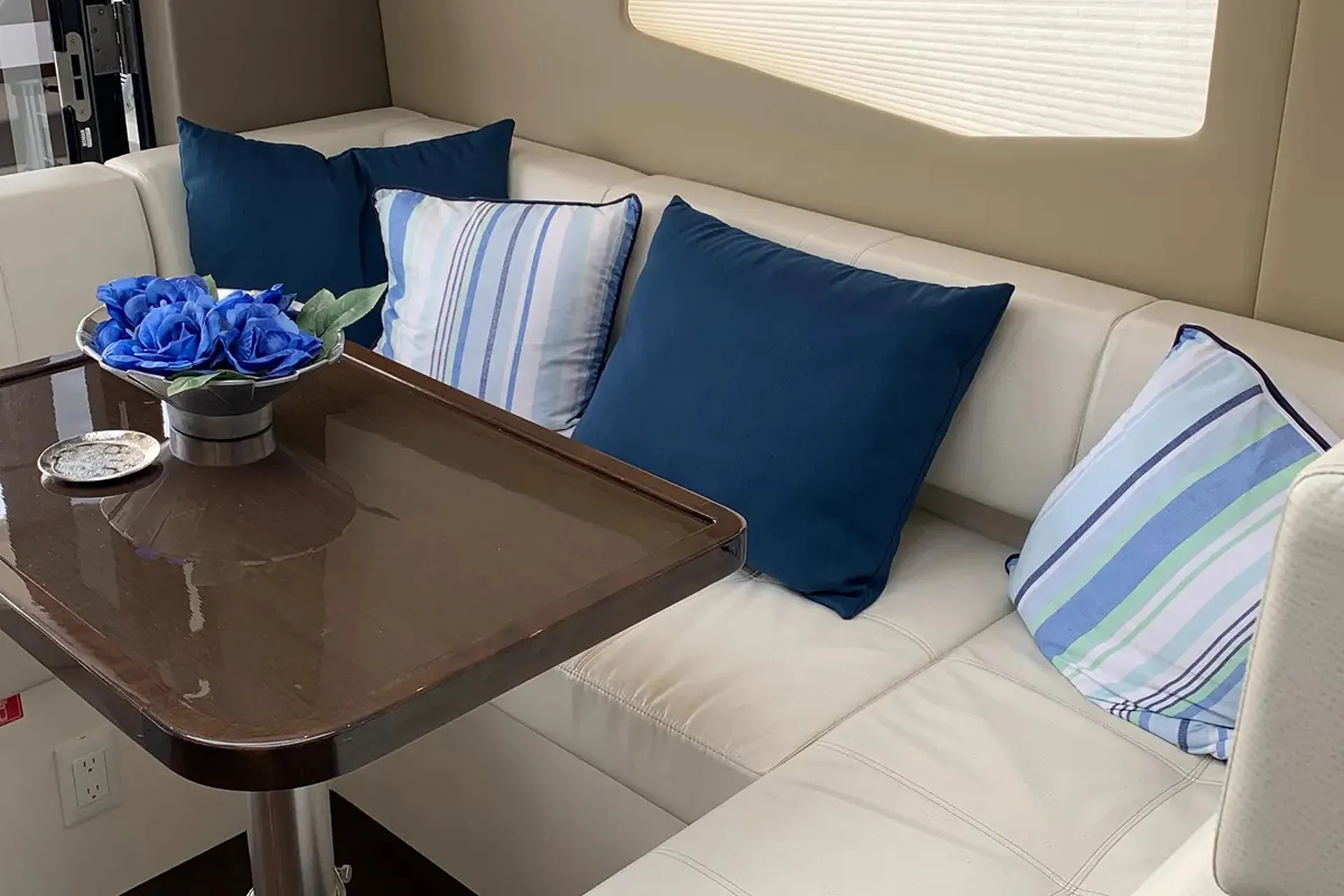 CARVER YACHTS C37 in New York, NY — photo 8