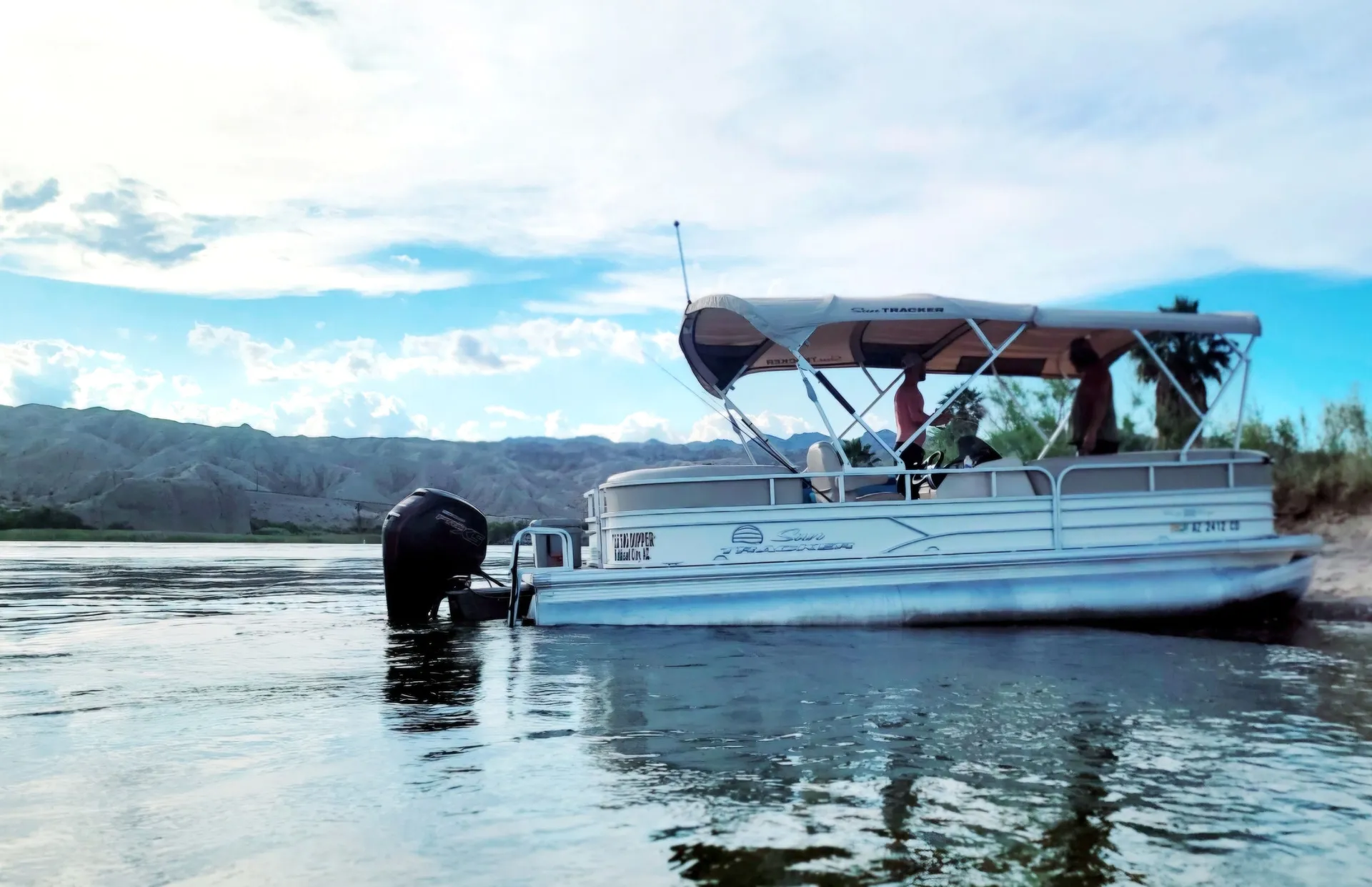 Captained - 22ft SunTracker Pontoon | Double Bimini | BBQ | $125/hr