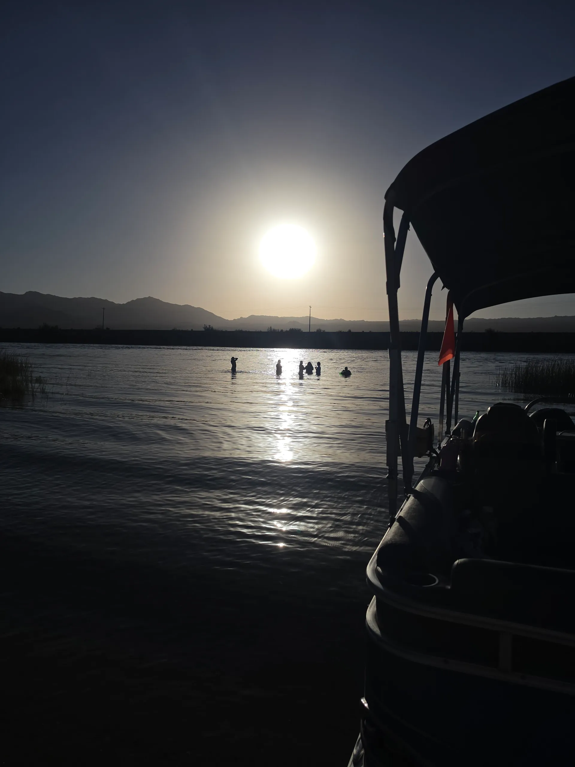 Captained - 22ft SunTracker Pontoon | Double Bimini | BBQ | $125/hr