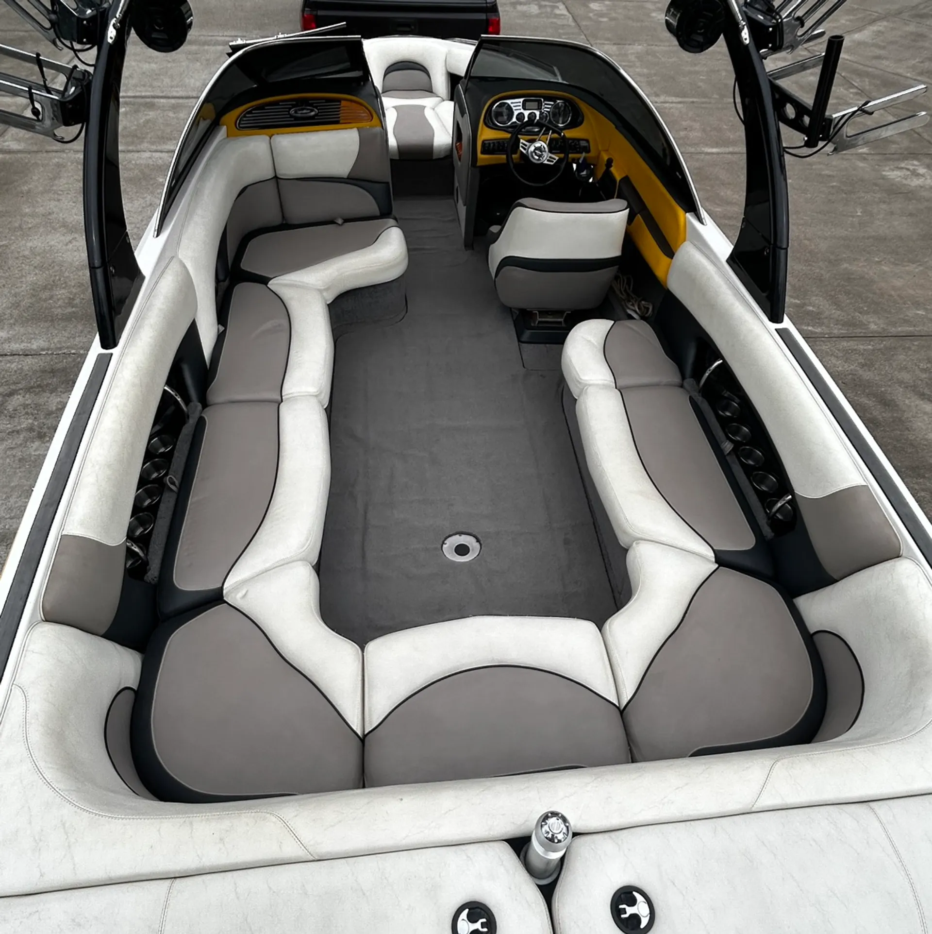 Full Service - Very Spacious Malibu Wakesetter 23LSV