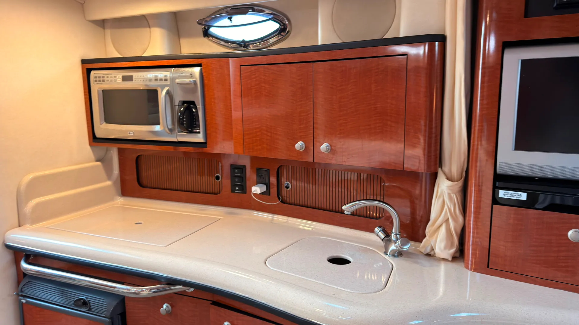 Luxury VIP Sea Ray 320 Yacht Rental – Cruise in Style for any occasion