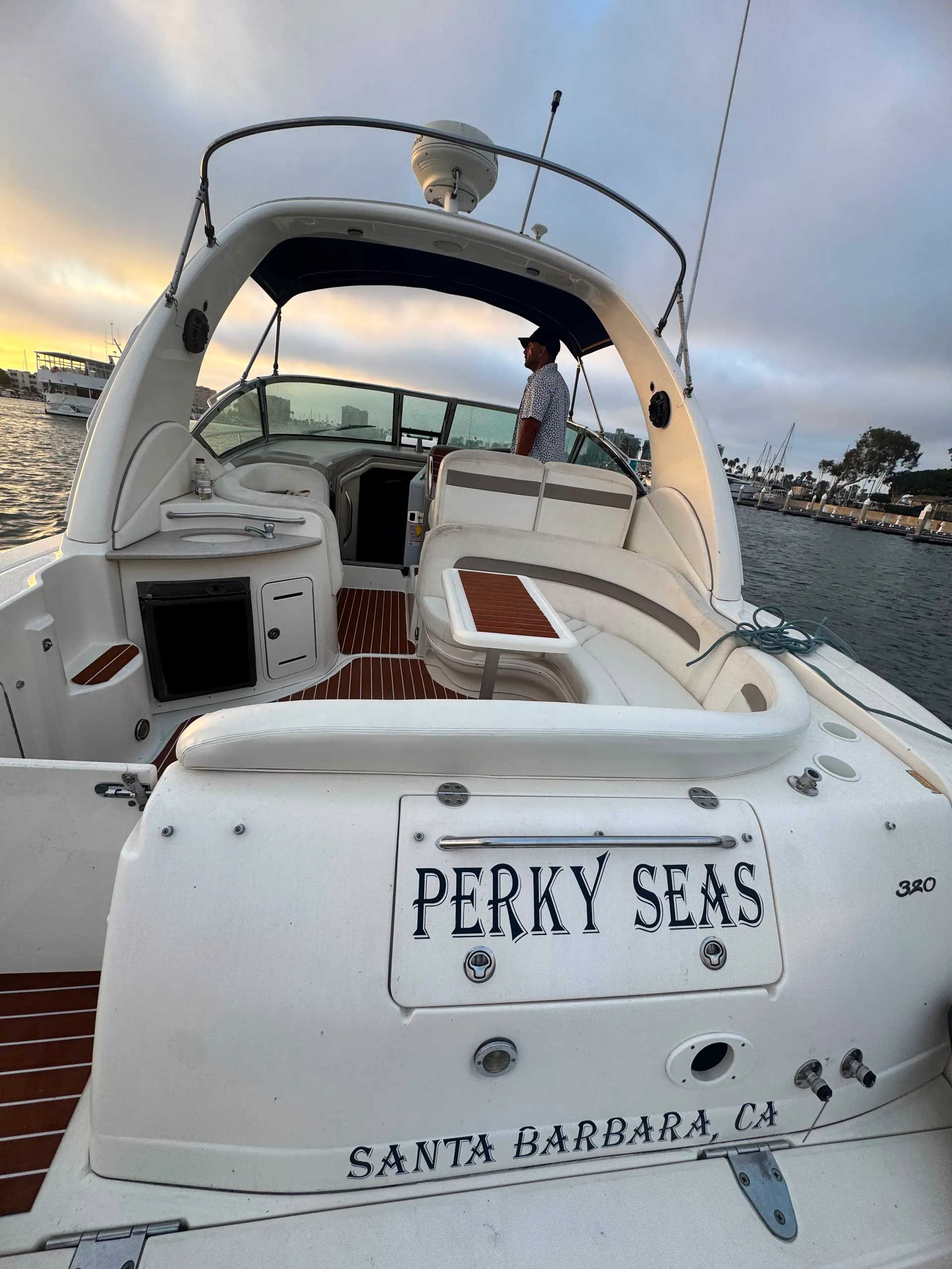 Luxury VIP Sea Ray 320 Yacht Rental – Cruise in Style for any occasion