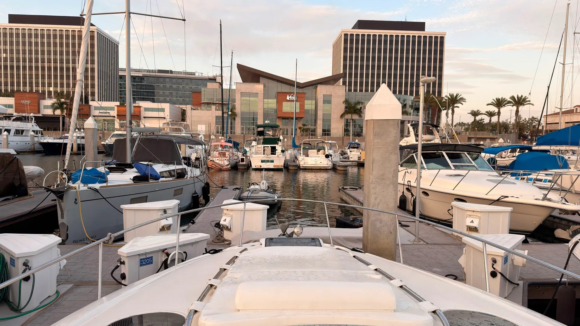 Luxury VIP Sea Ray 320 Yacht Rental – Cruise in Style for any occasion