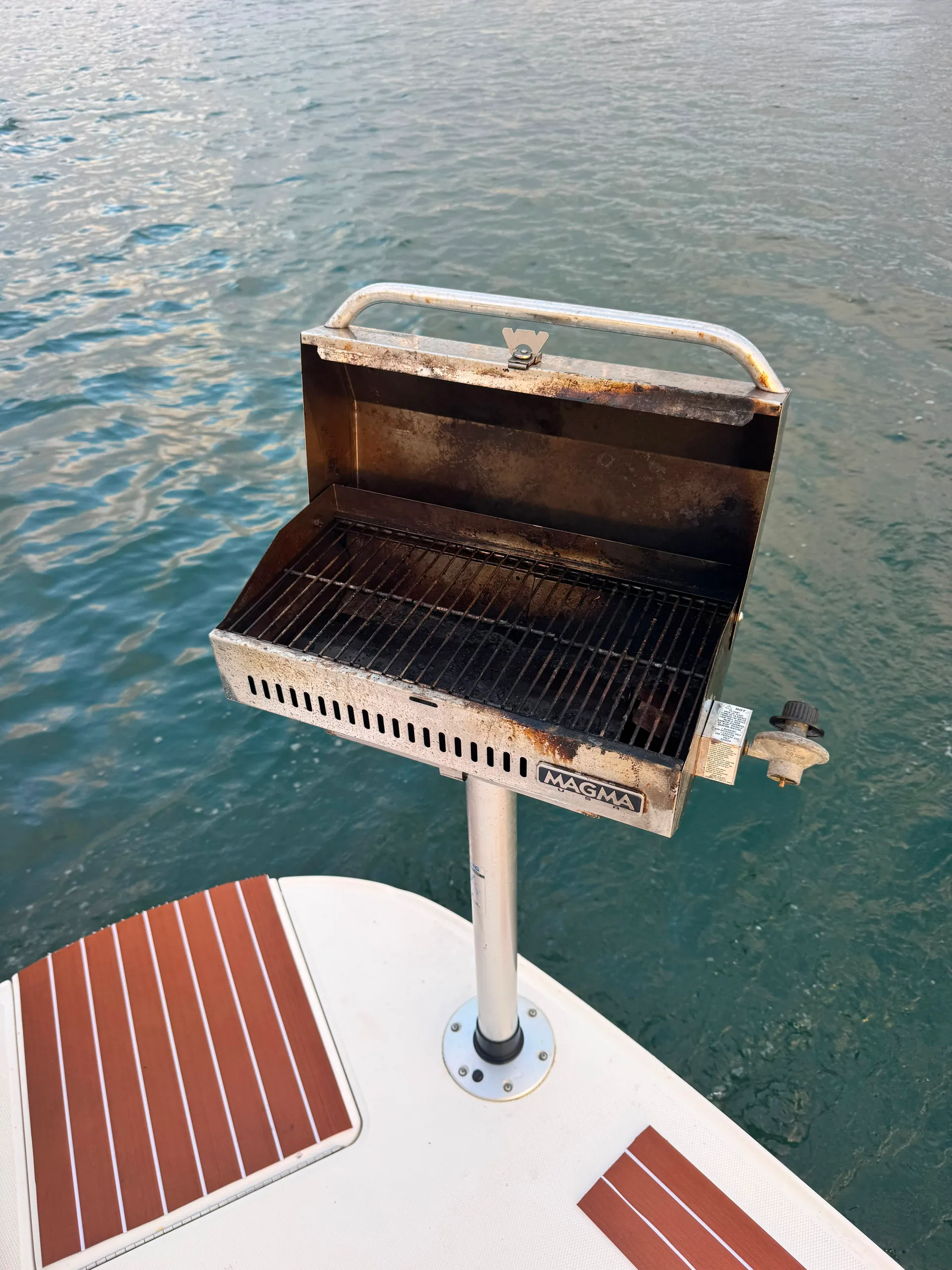 Luxury VIP Sea Ray 320 Yacht Rental – Cruise in Style for any occasion