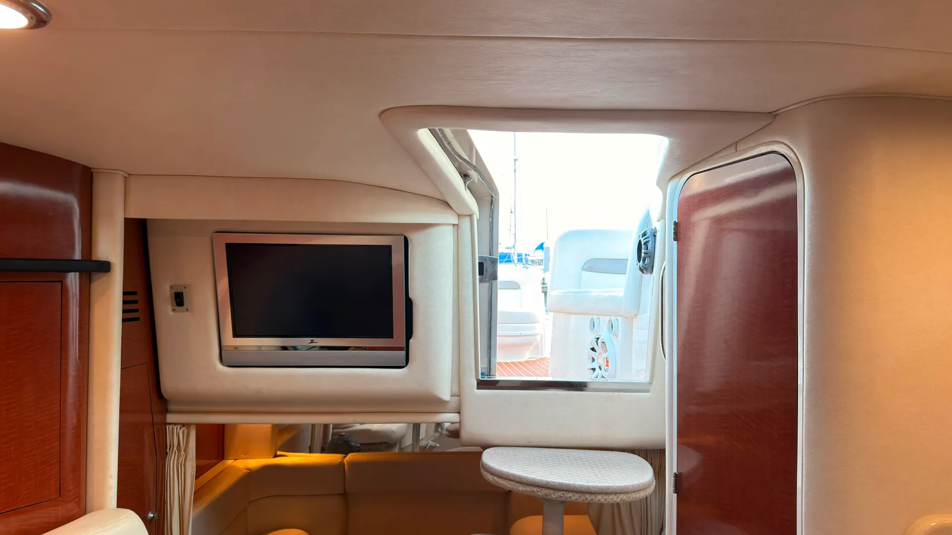 Luxury VIP Sea Ray 320 Yacht Rental – Cruise in Style for any occasion