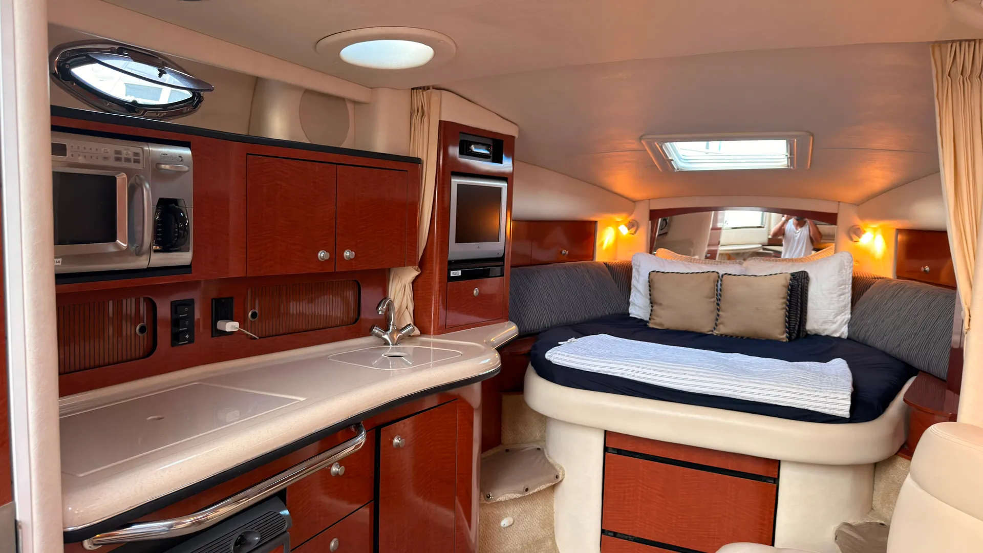 Luxury VIP Sea Ray 320 Yacht Rental – Cruise in Style for any occasion
