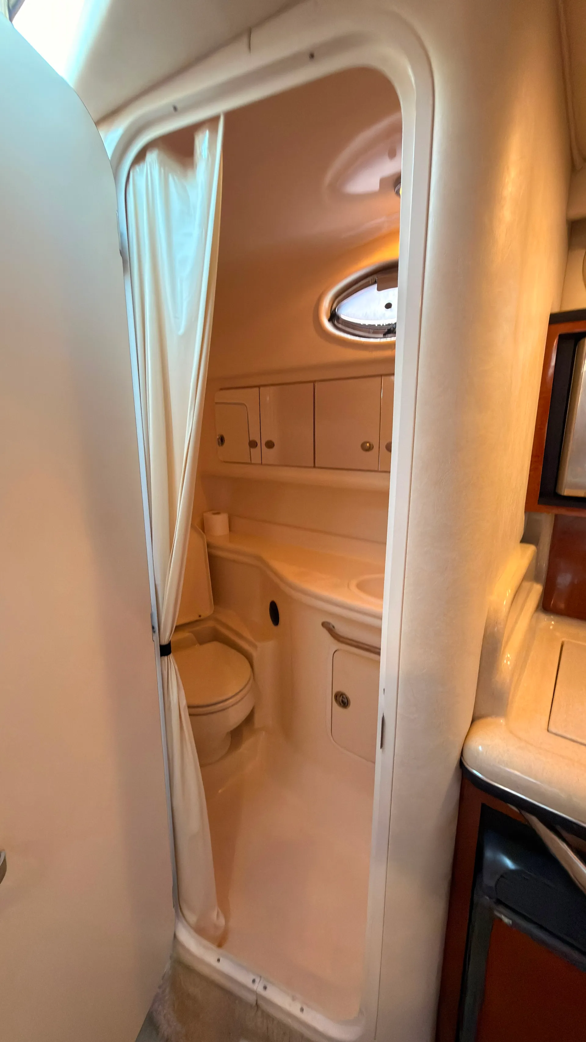 Luxury VIP Sea Ray 320 Yacht Rental – Cruise in Style for any occasion