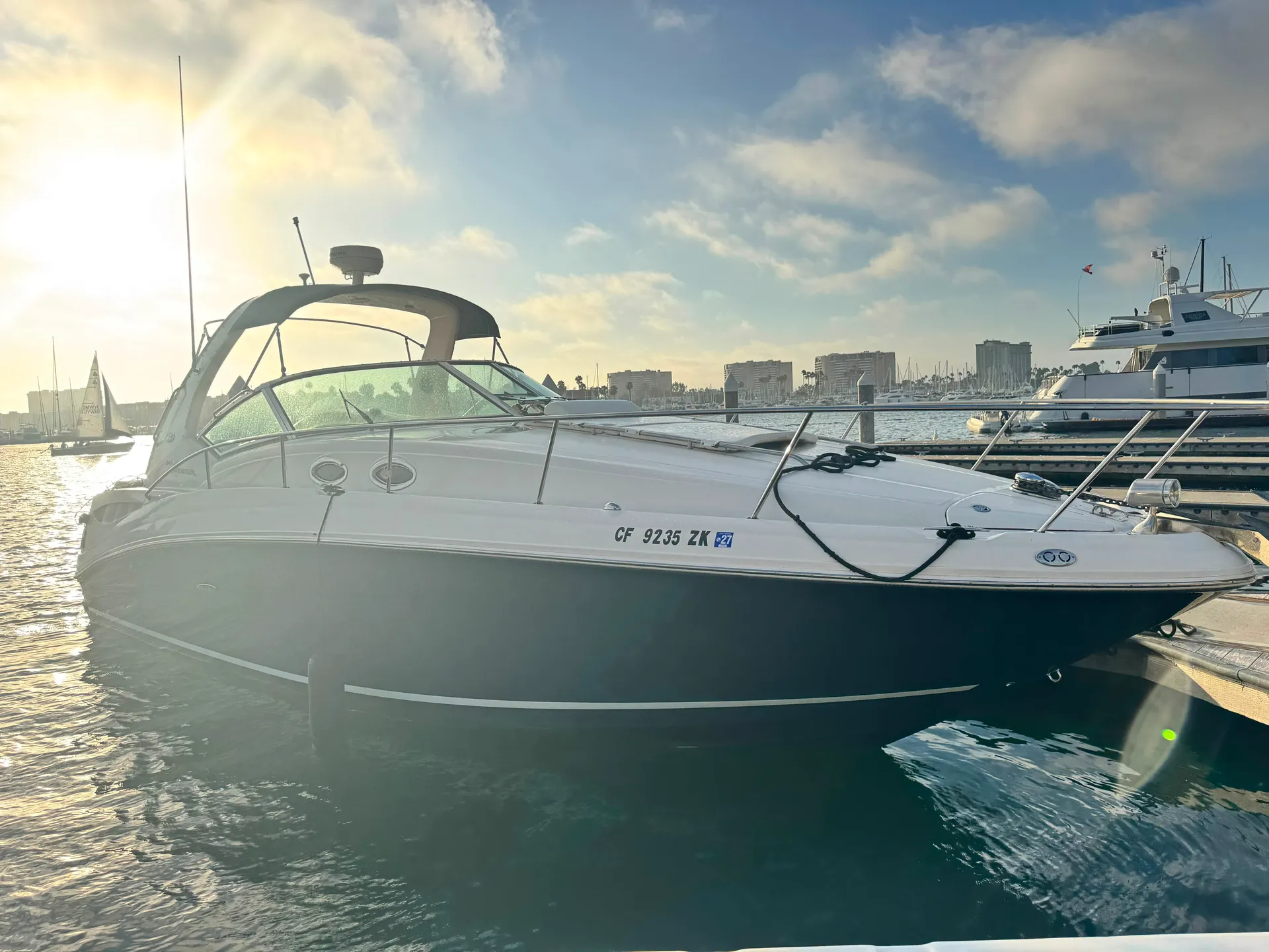 Luxury VIP Sea Ray 320 Yacht Rental – Cruise in Style for any occasion