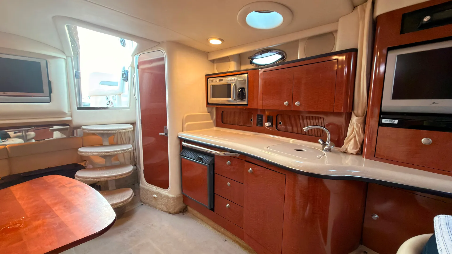 Luxury VIP Sea Ray 320 Yacht Rental – Cruise in Style for any occasion