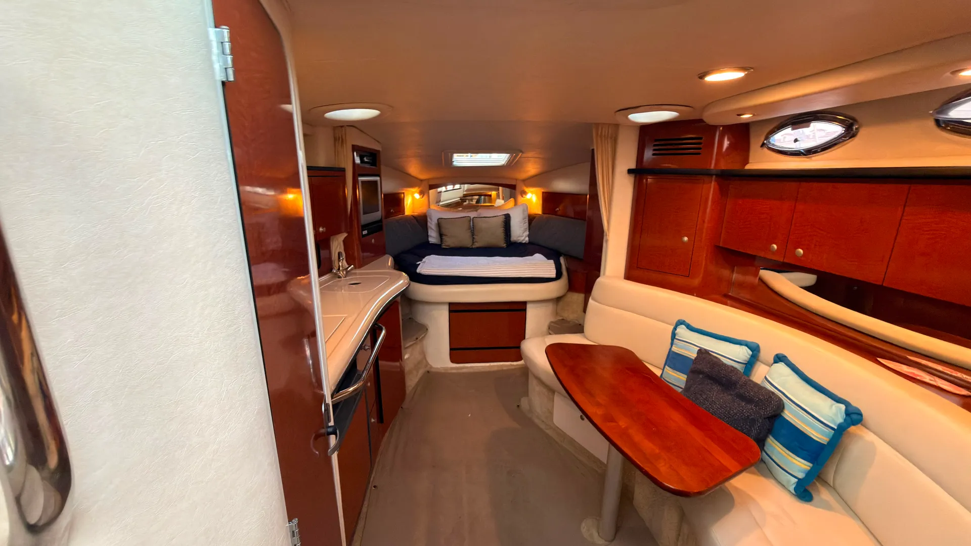 Luxury VIP Sea Ray 320 Yacht Rental – Cruise in Style for any occasion