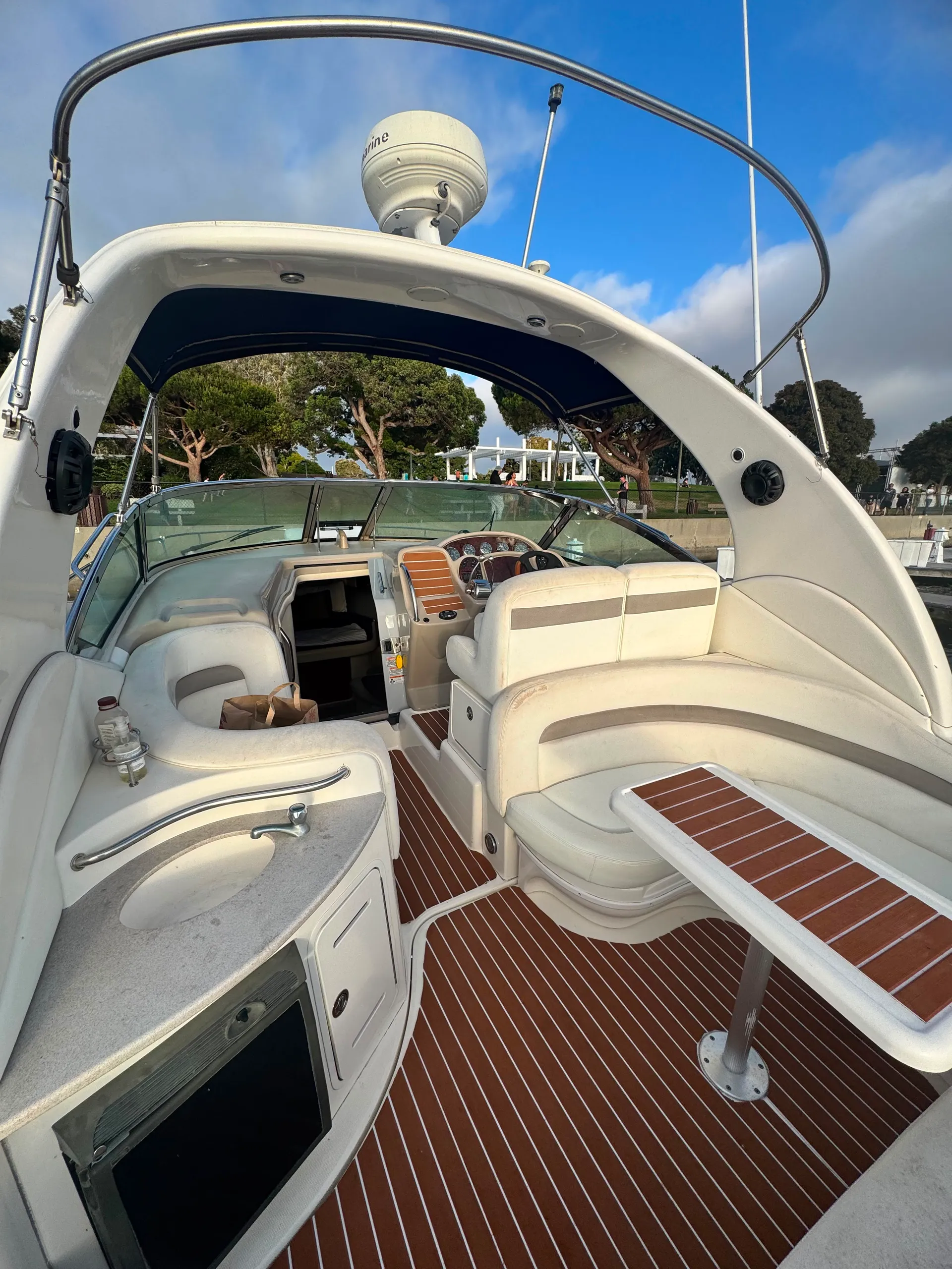 Luxury VIP Sea Ray 320 Yacht Rental – Cruise in Style for any occasion