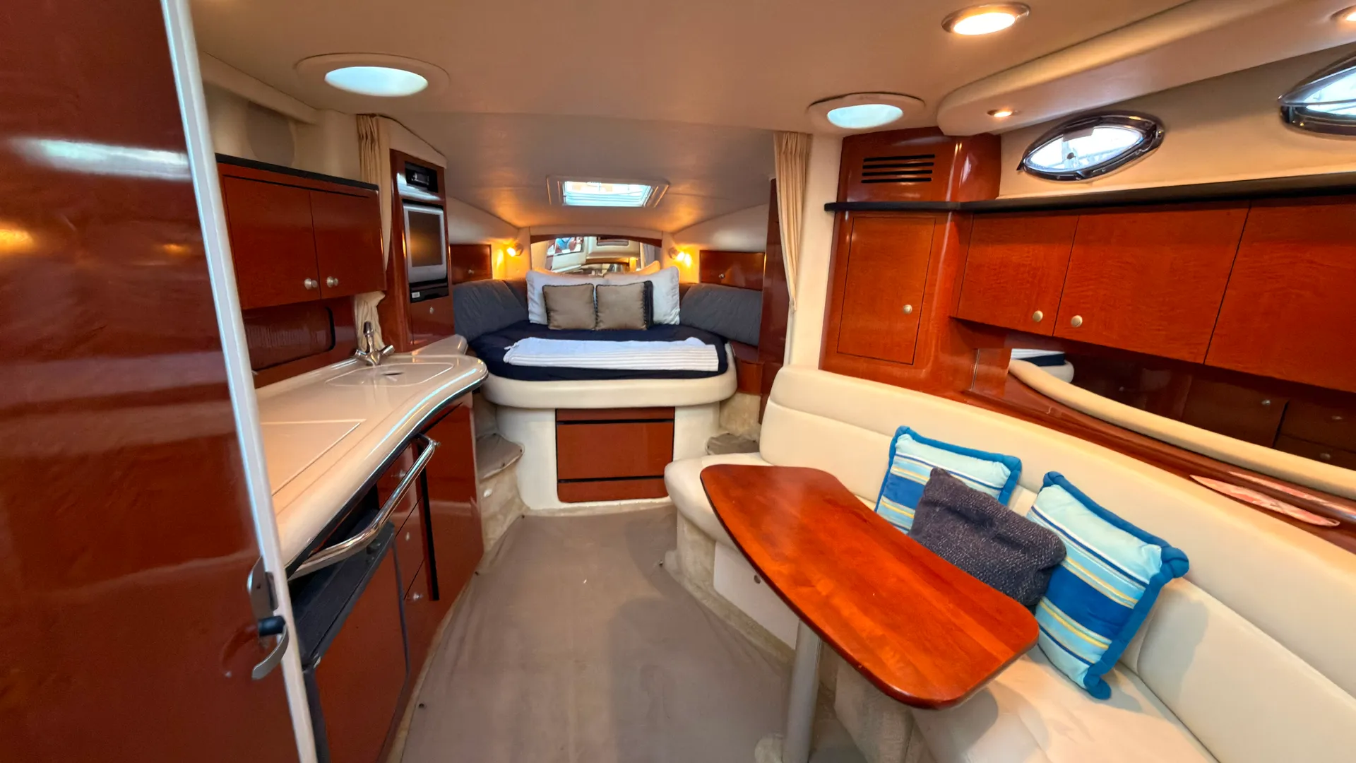 Luxury VIP Sea Ray 320 Yacht Rental – Cruise in Style for any occasion