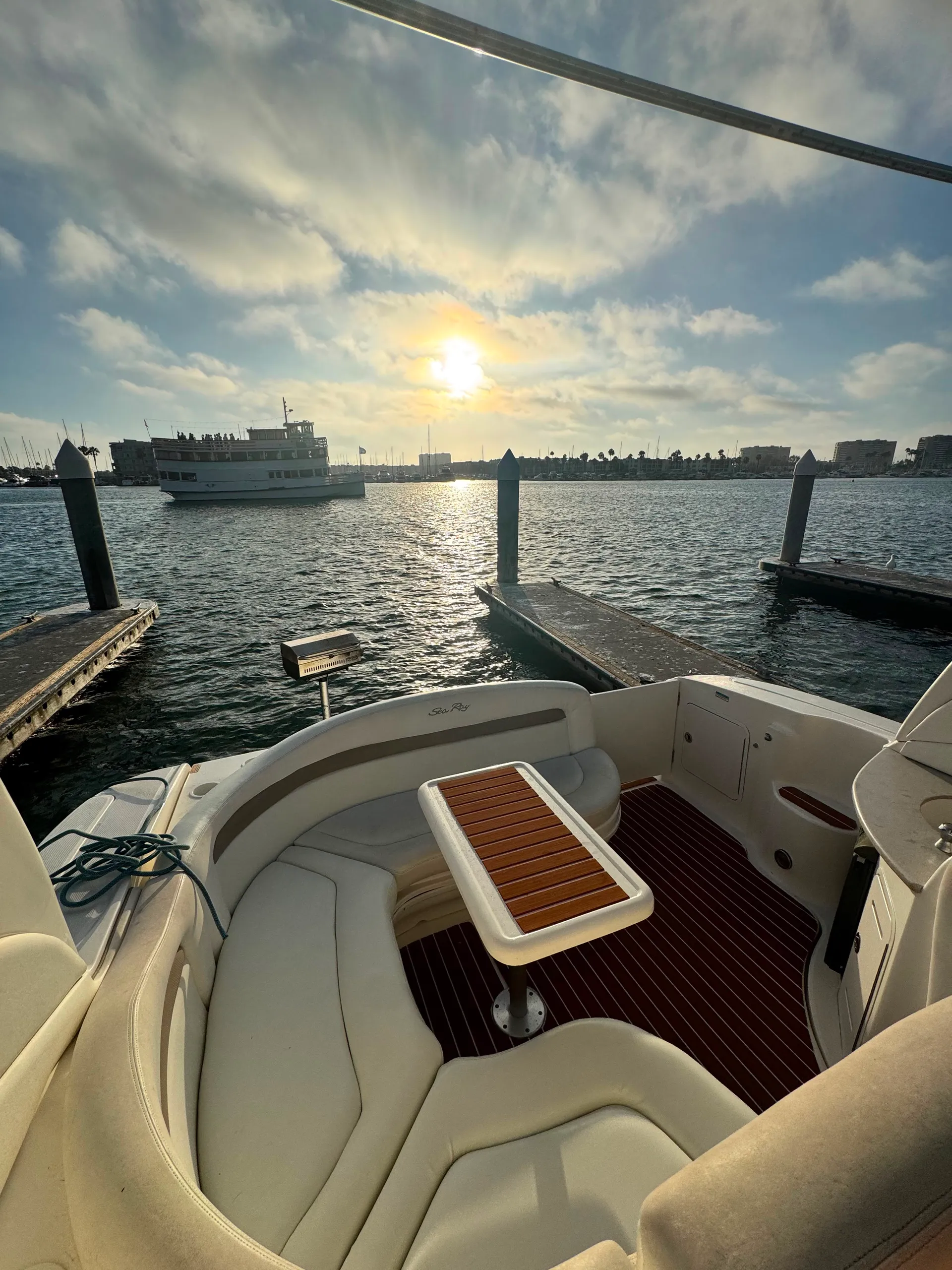 Luxury VIP Sea Ray 320 Yacht Rental – Cruise in Style for any occasion