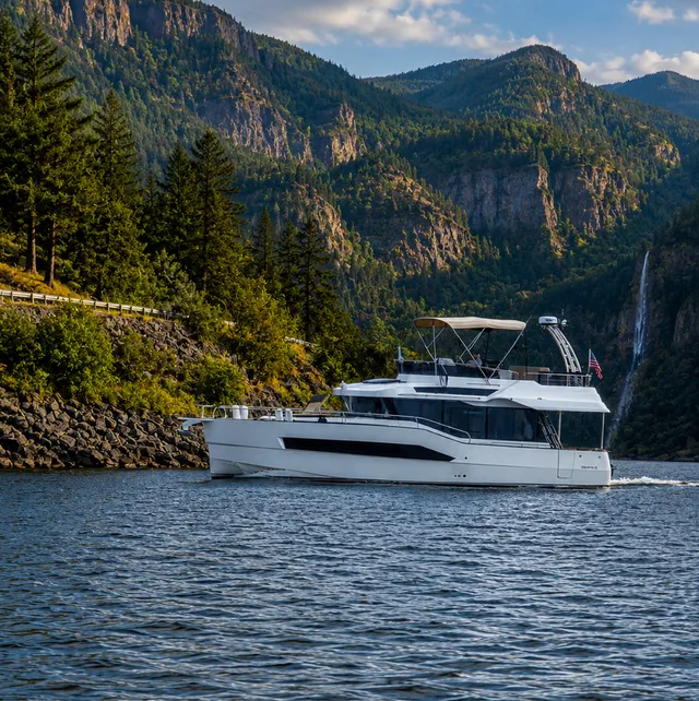 Rent a Delphia 12 motor yacht in Portland, OR near me