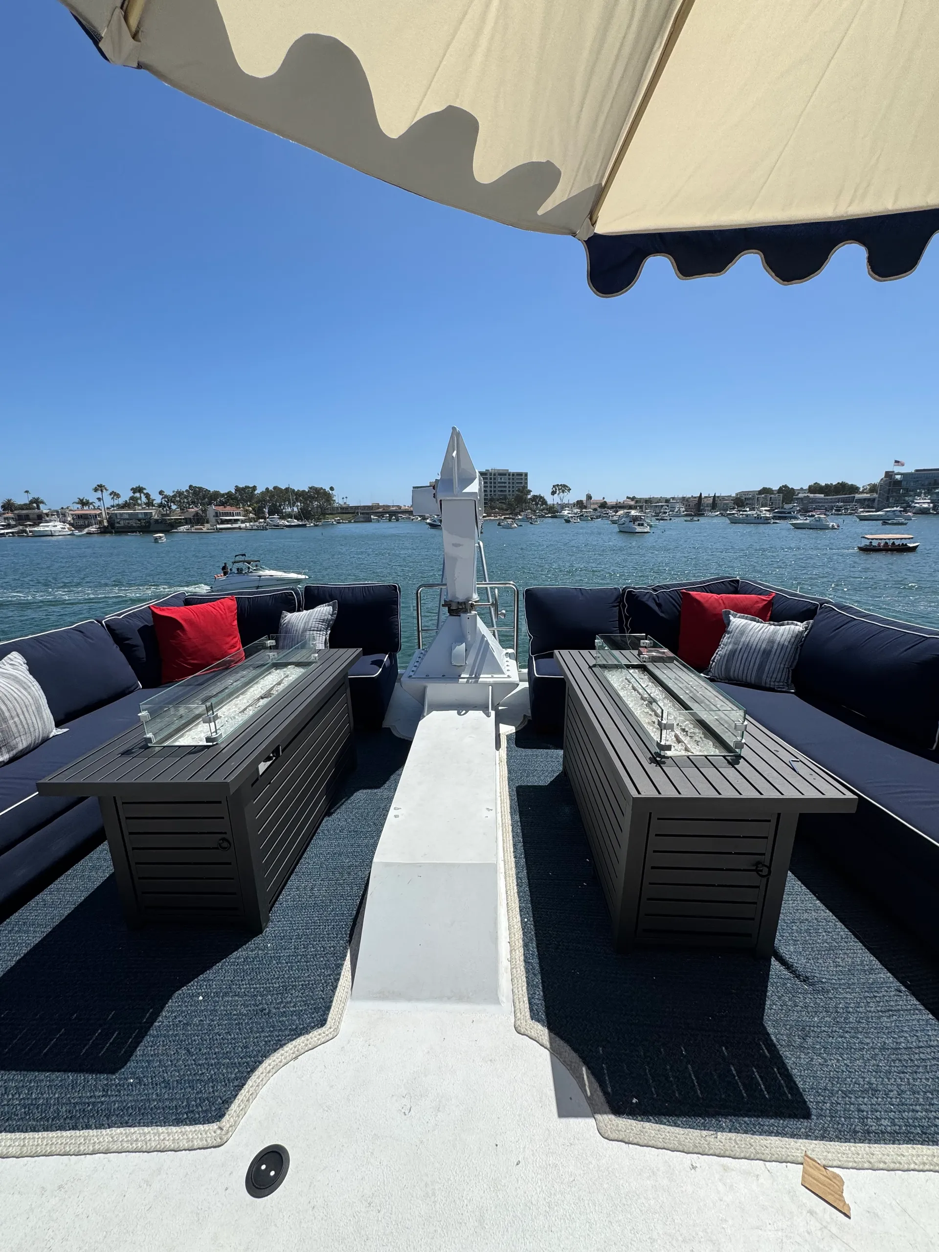 80' Luxury Yacht with Heated Jacuzzi and Water Toys in Los Angeles