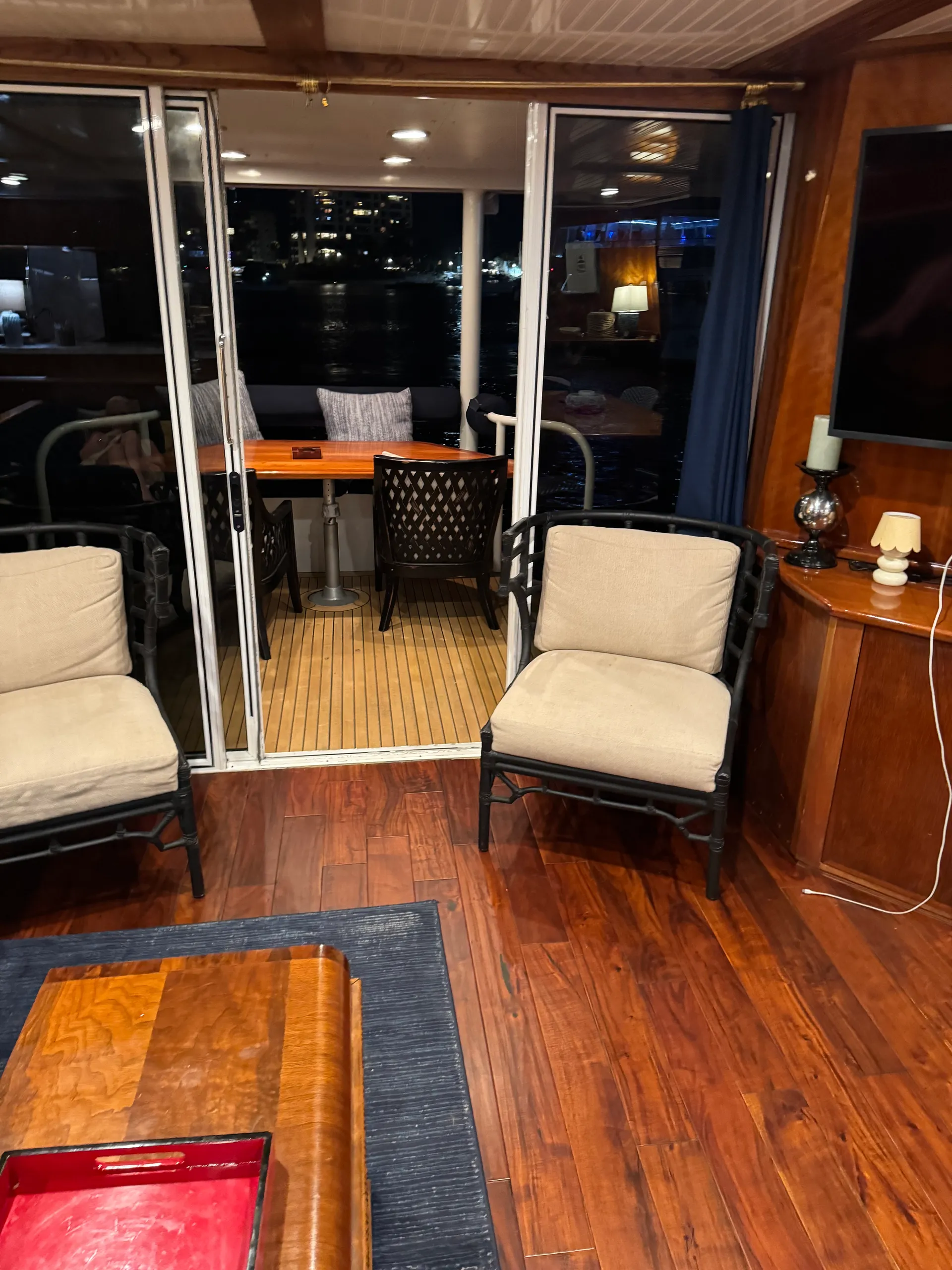 80' Luxury Yacht with Heated Jacuzzi and Water Toys in Los Angeles