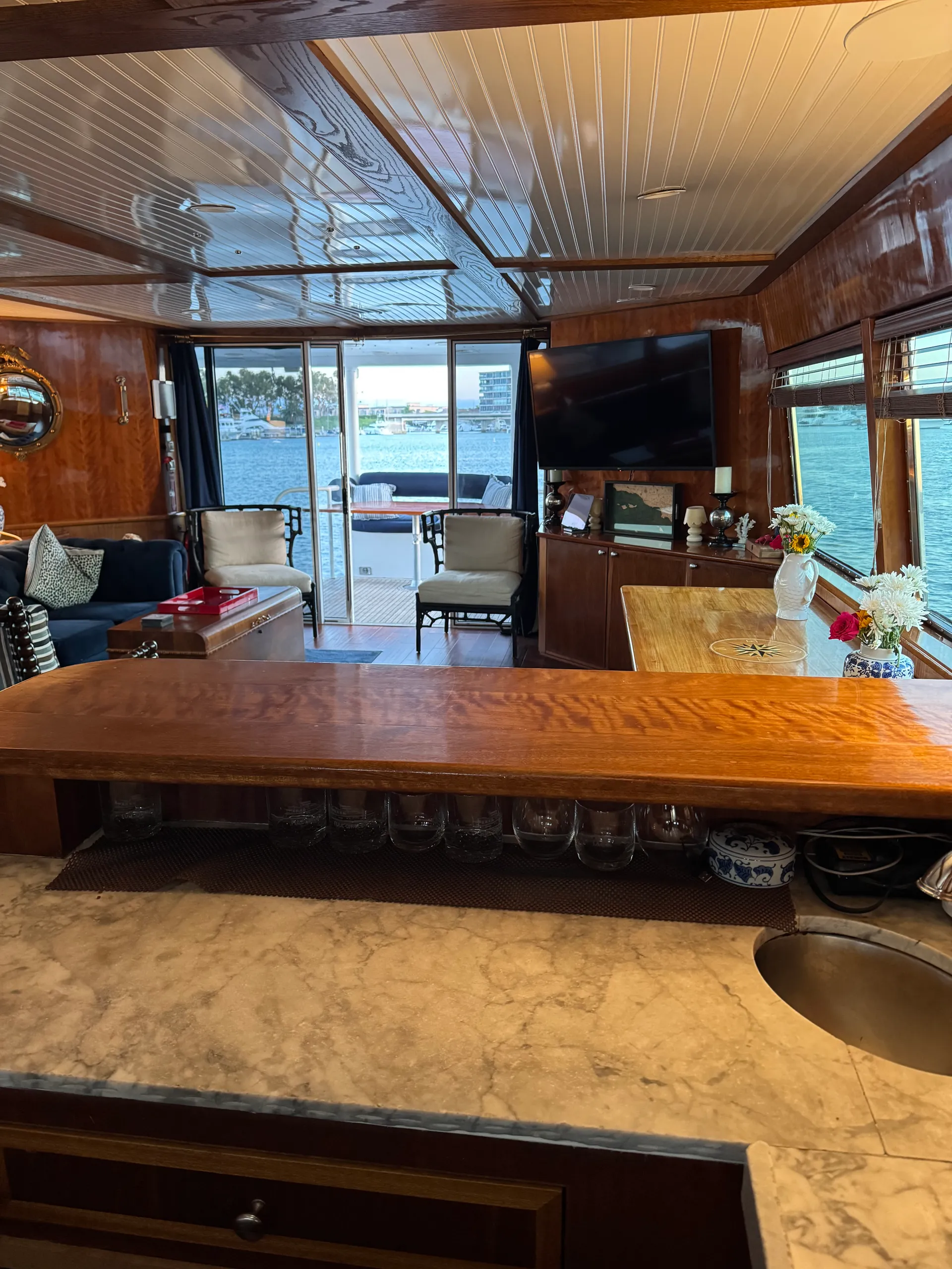 80' Luxury Yacht with Heated Jacuzzi and Water Toys in Los Angeles