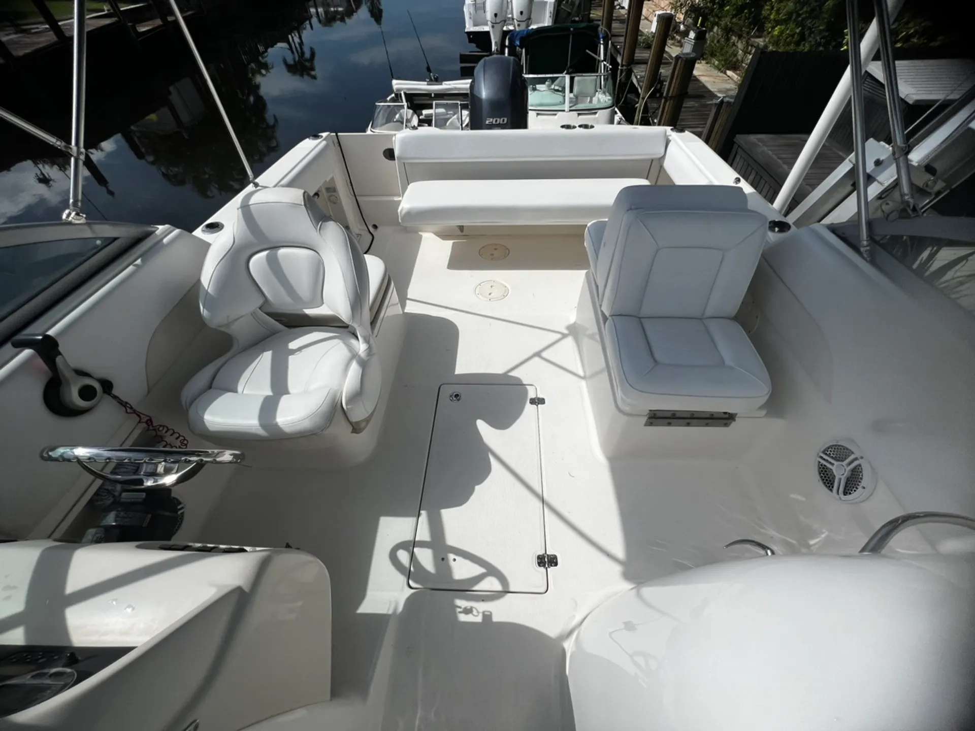 ROBALO 227 DC W/F200XA in Fort Lauderdale, FL — photo 9