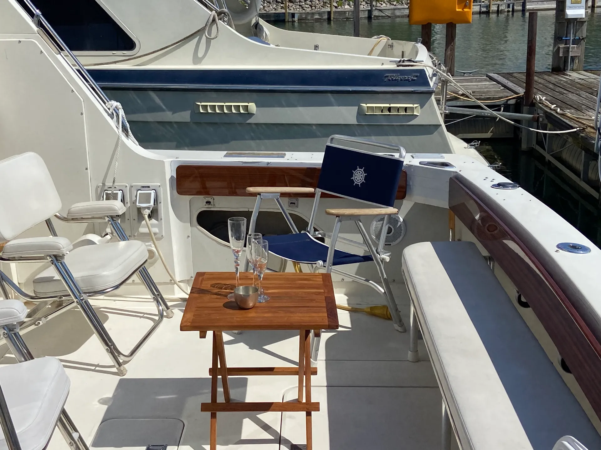 Classic American Cruiser-Enjoy spring on the river! Includes Captain!
