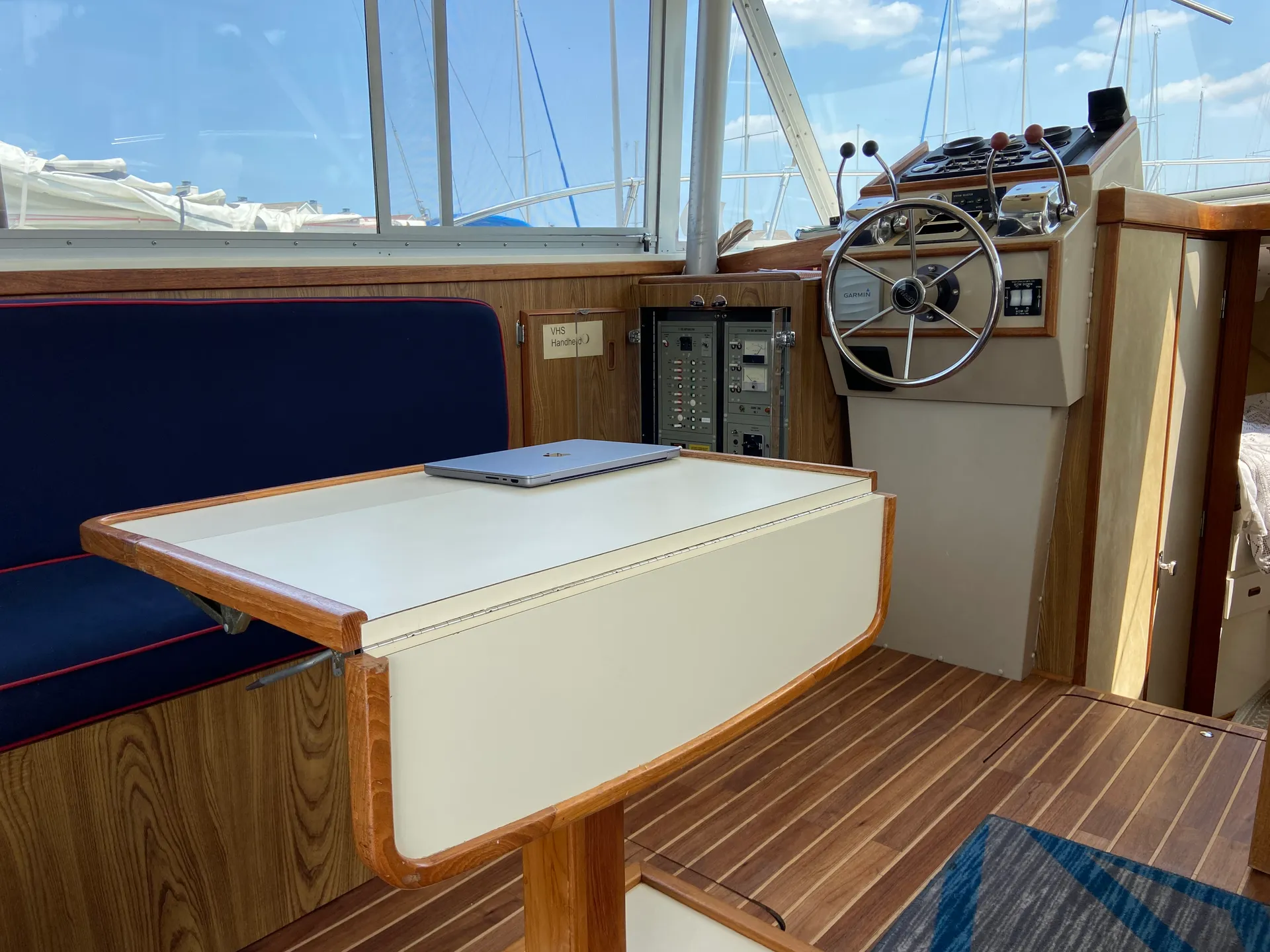Classic American Cruiser-Enjoy spring on the river! Includes Captain!