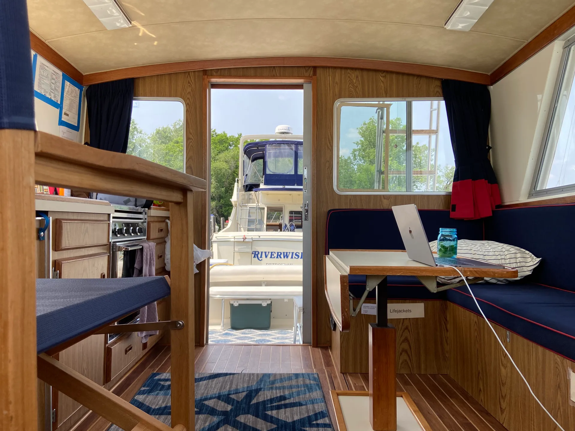 Classic American Cruiser-Enjoy spring on the river! Includes Captain!
