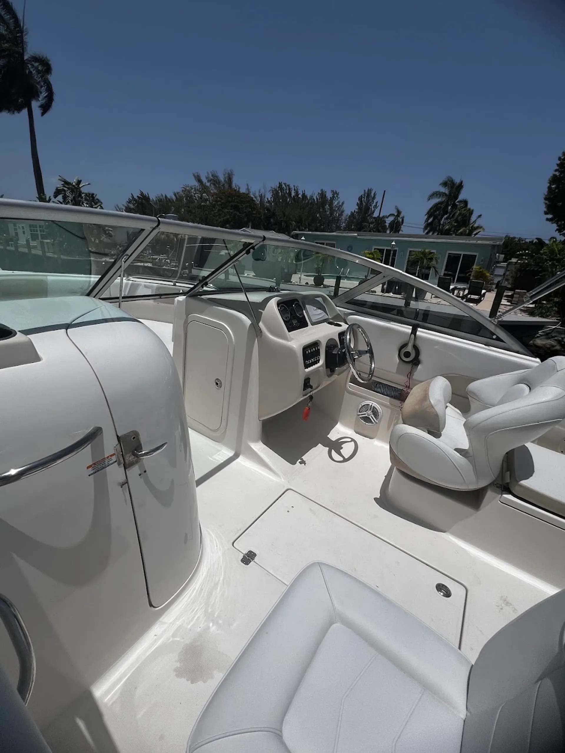 ROBALO 227 DC W/F200XA in Fort Lauderdale, FL — photo 3