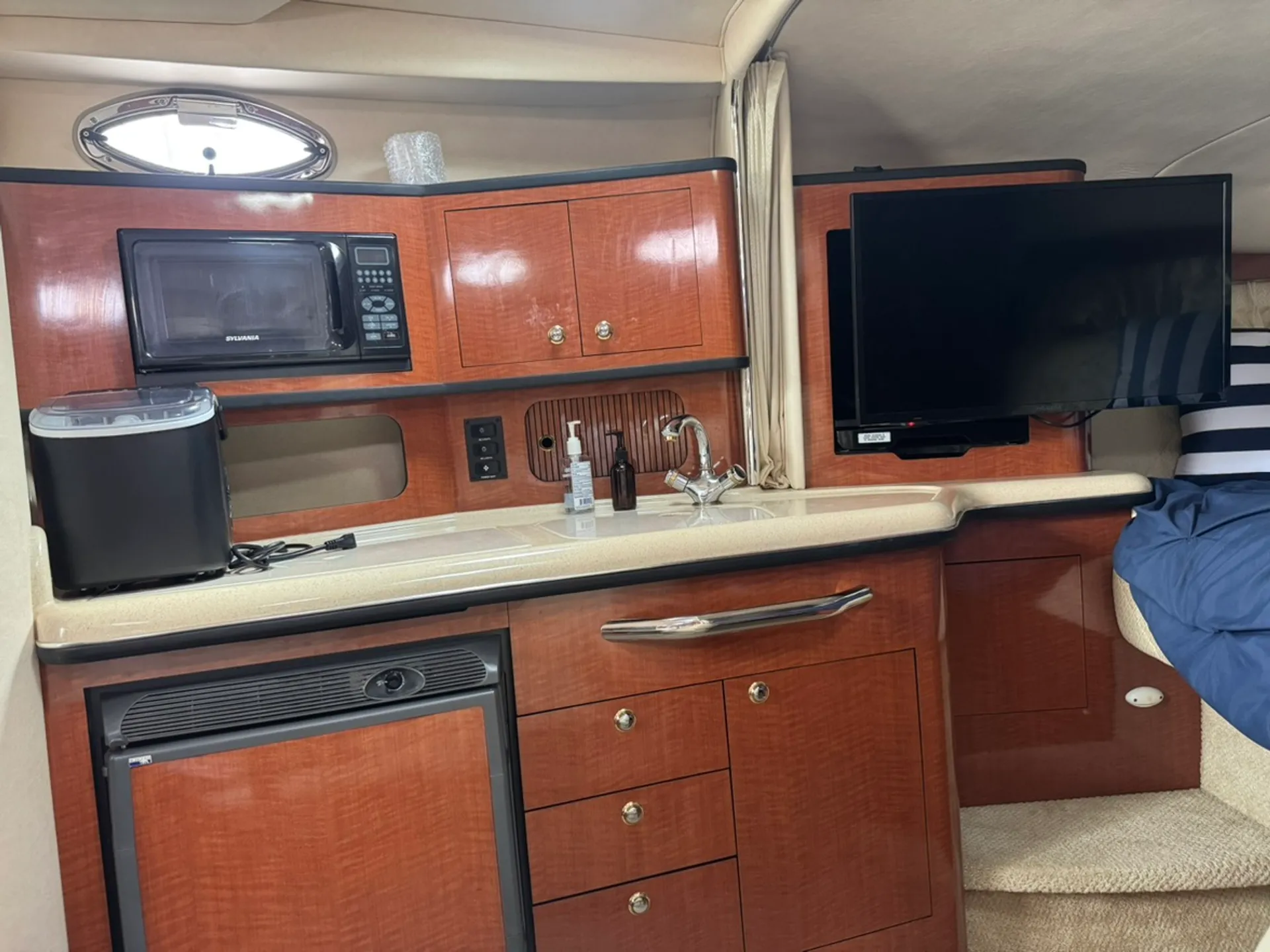 Sea Ray Boats 300 Sundancer  in Chicago, IL — photo 7