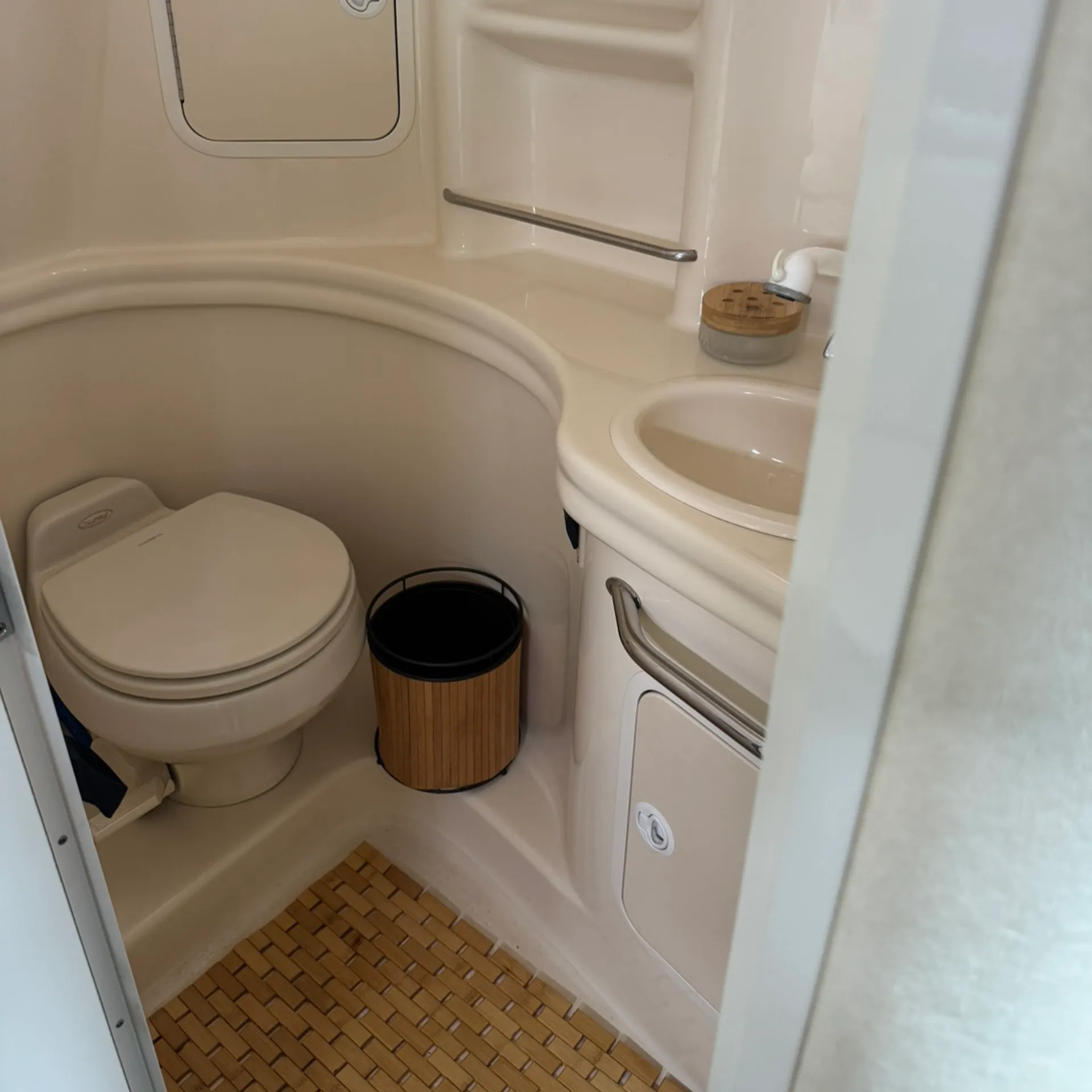 Sea Ray Boats 300 Sundancer  in Chicago, IL — photo 8