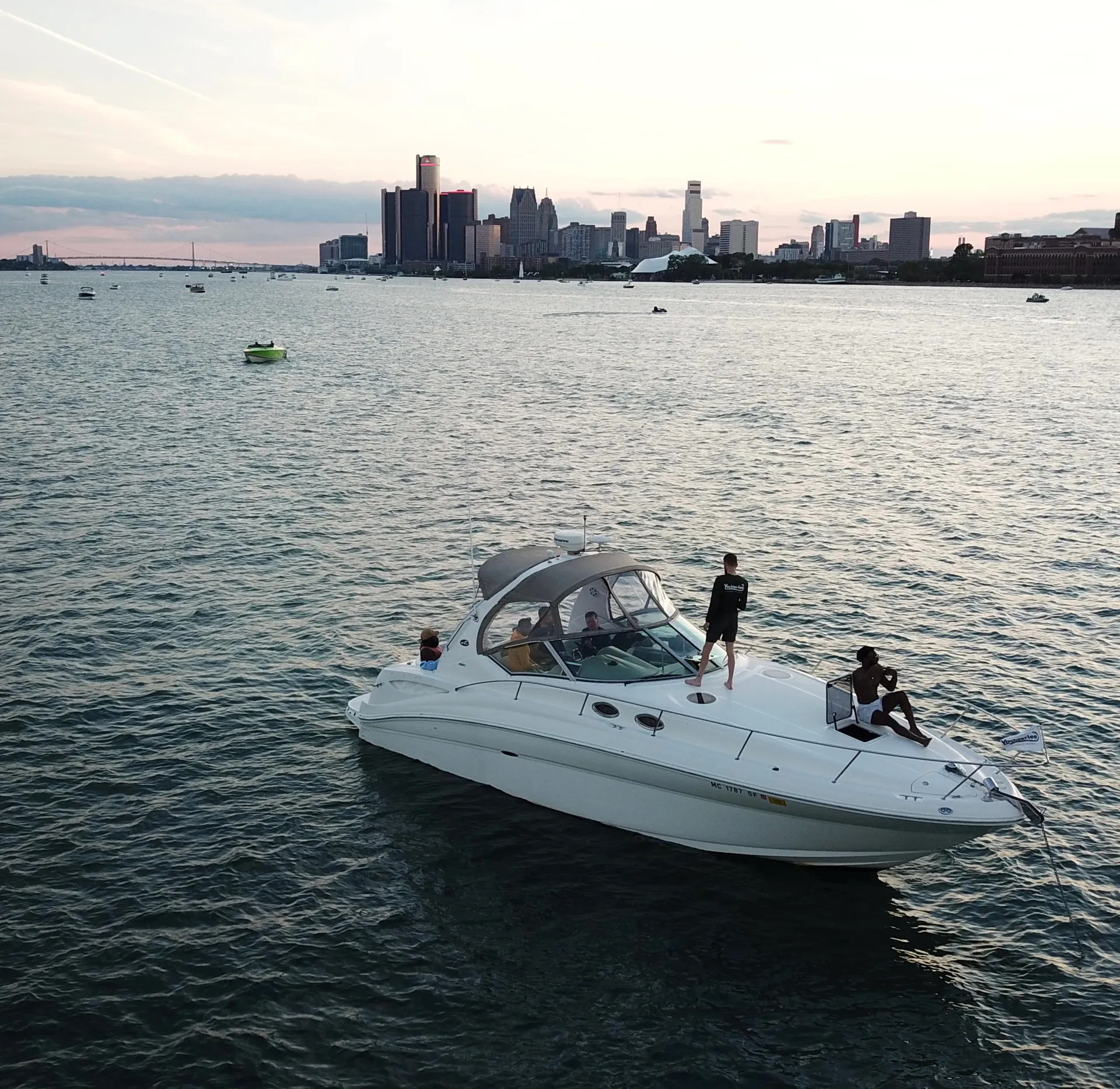 Sea Ray Boats 320 Sundancer in Detroit, MI — photo 4