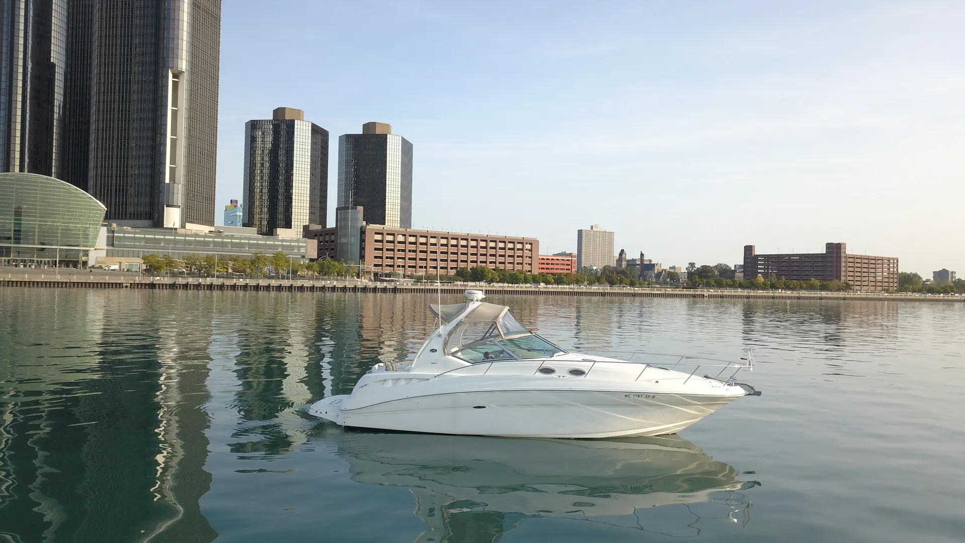 Sea Ray Boats 320 Sundancer in Detroit, MI — photo 2