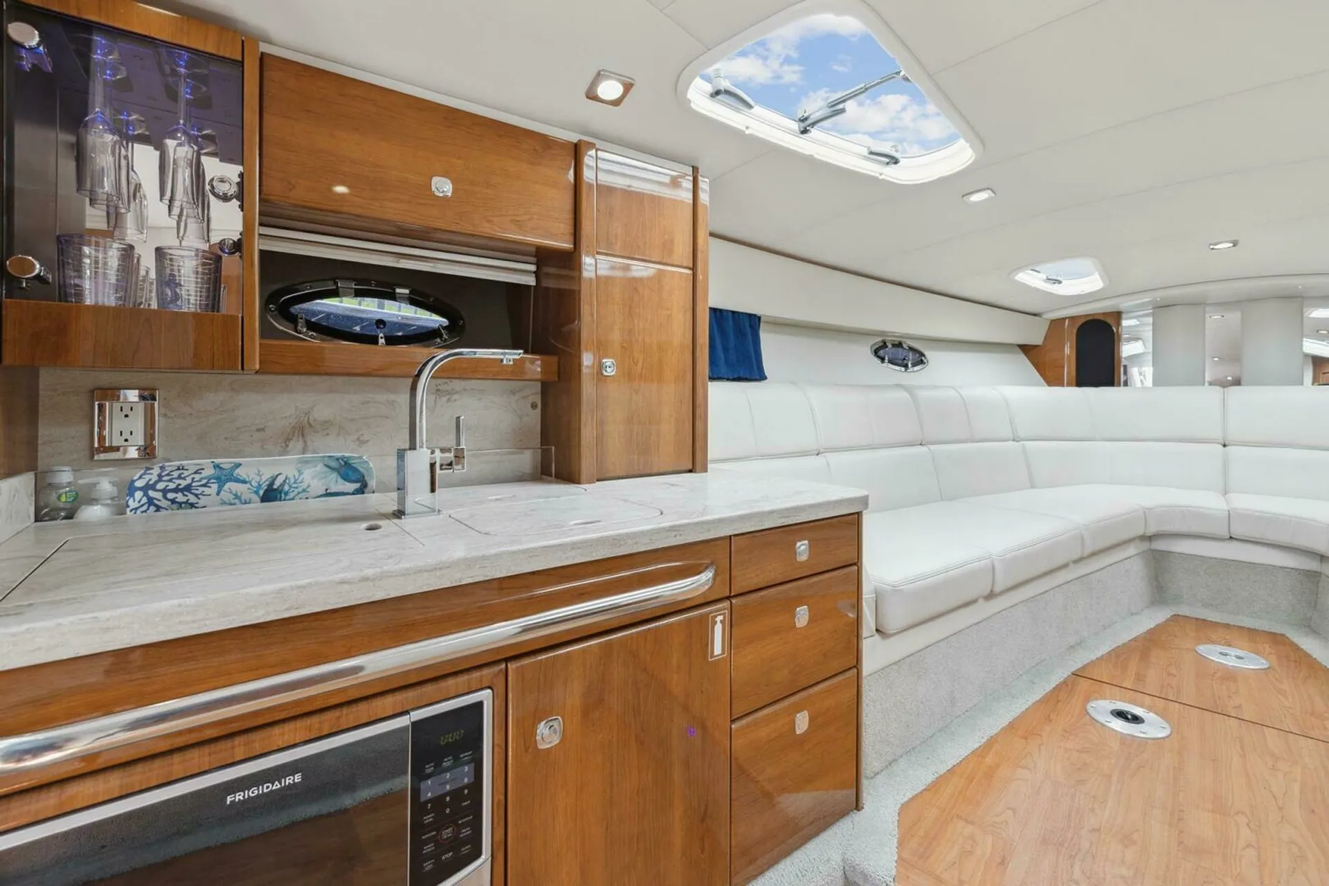     2019 Formula 400 Super Sport | High-Performance Luxury Yacht