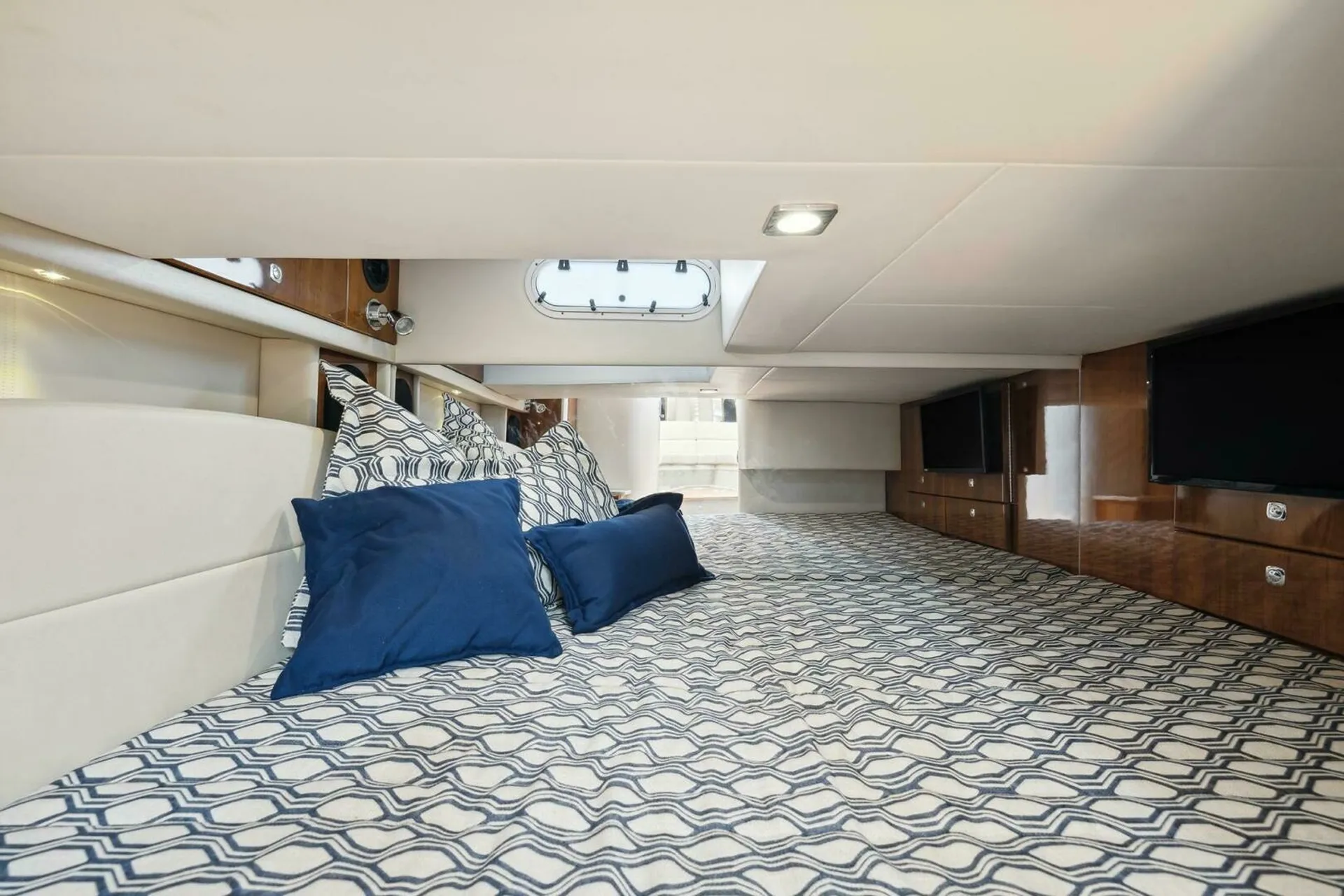     2019 Formula 400 Super Sport | High-Performance Luxury Yacht