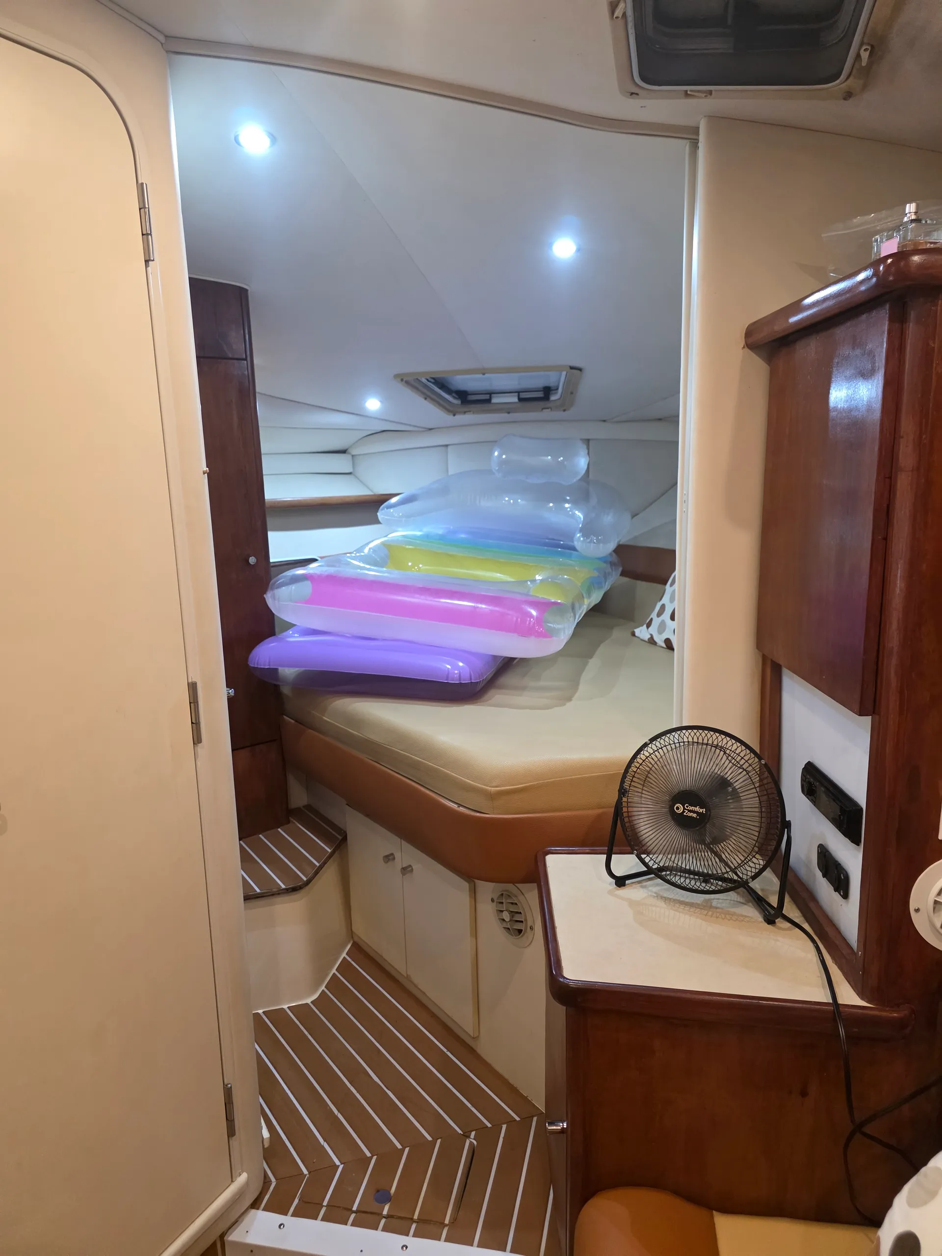Carver Yachts 310 EXPRESS in Miami, FL — photo 8
