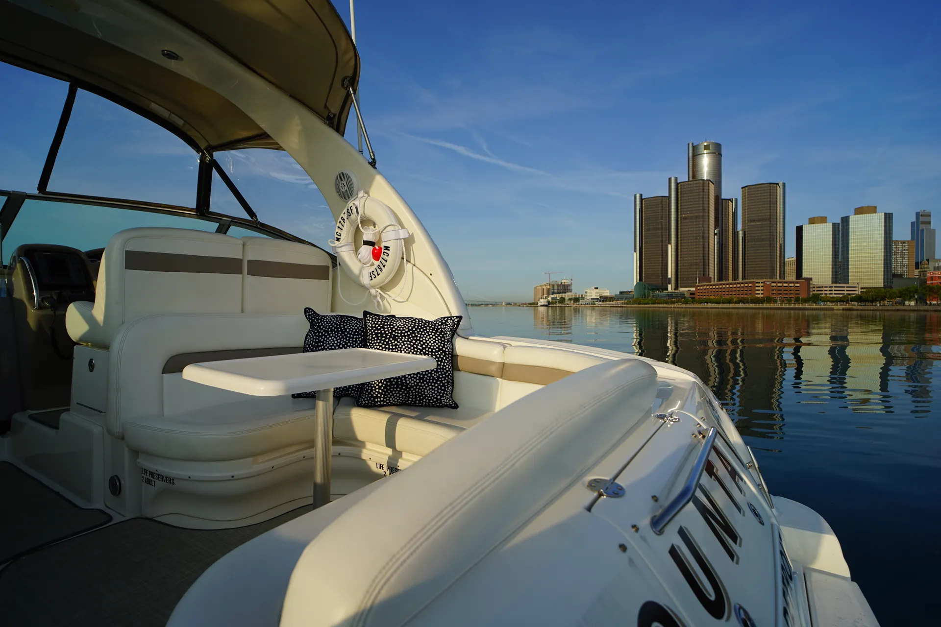 Sea Ray Boats 320 Sundancer in Detroit, MI — photo 5