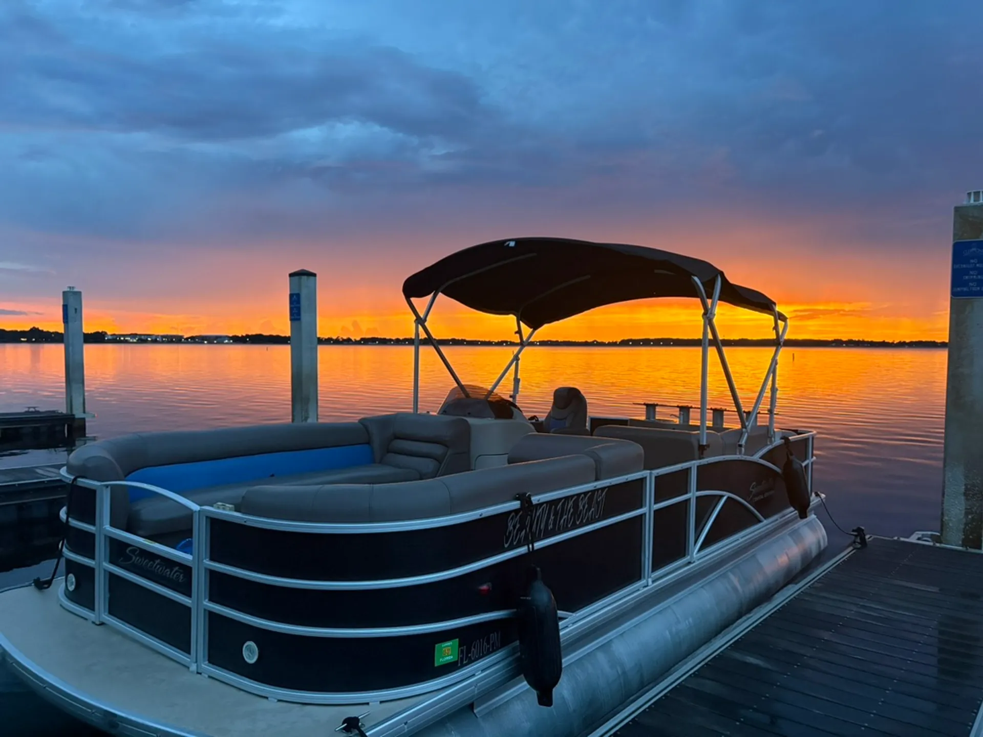 Clermont FL Chain of Lakes 24ft pontoon boat  that fits 13 passengers!