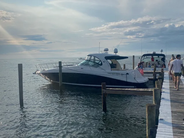 Rent a Sea Ray Boats express cruiser in Bay Shore, NY near me