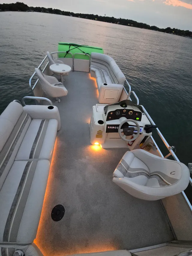 Rent a Ercoa pontoon in Mound, MN near me