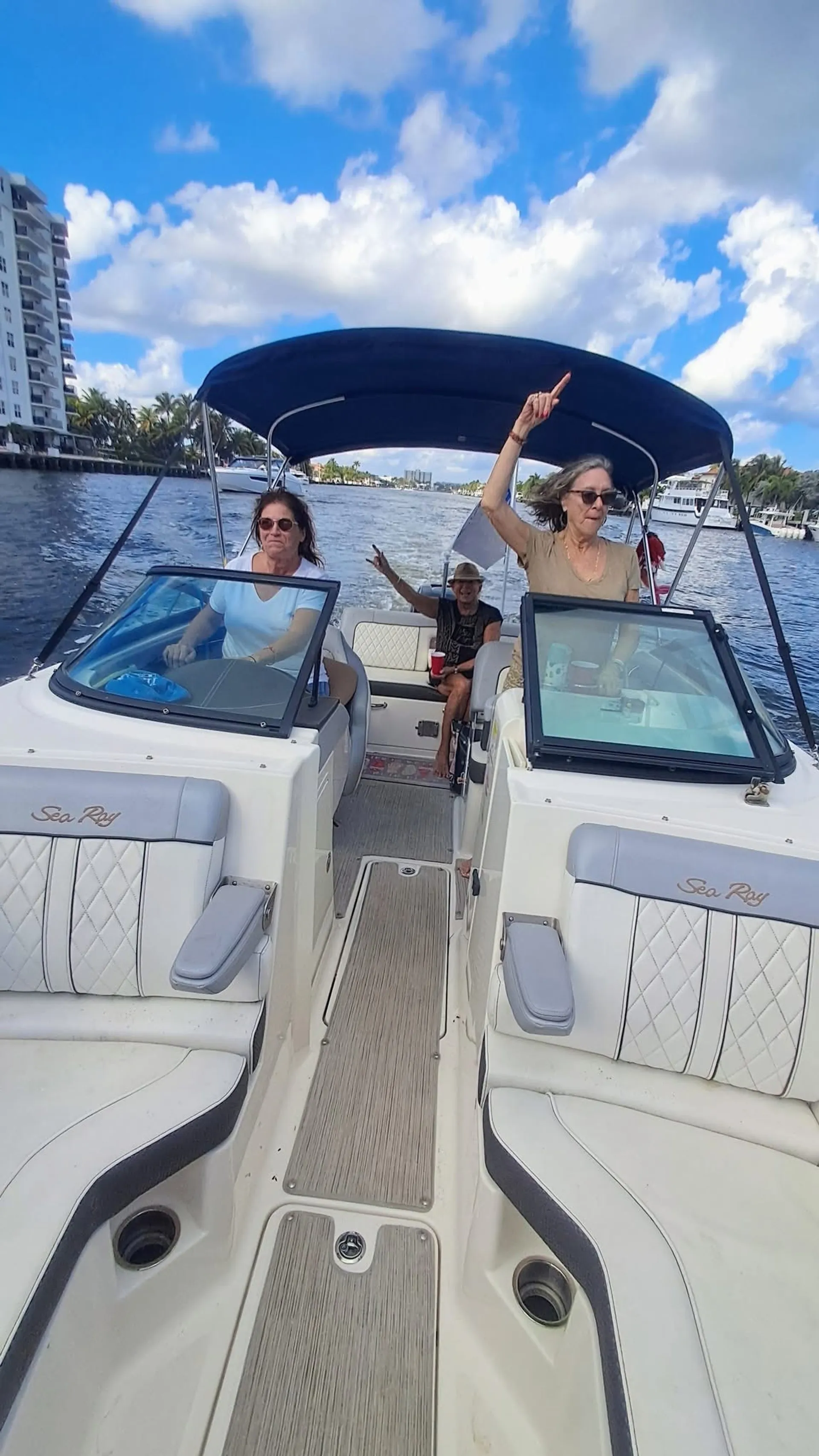 SEA RAY BOATS 240 SUNDECK in Pompano Beach, FL — photo 4