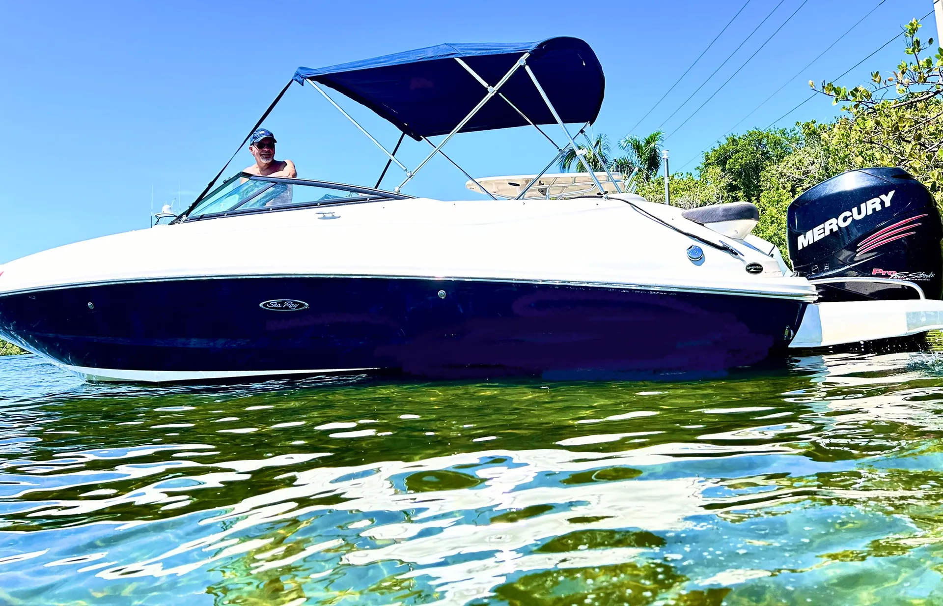 SEA RAY BOATS 240 SUNDECK in Pompano Beach, FL