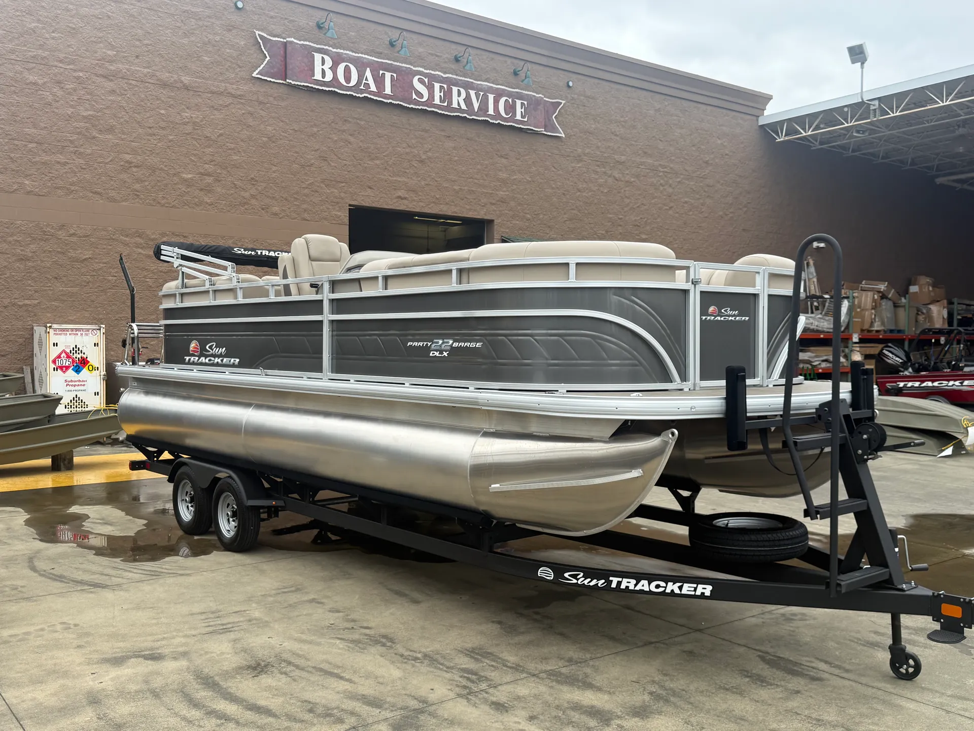 SUN TRACKER PARTY BARGE 22 DLX in Sumner, WA