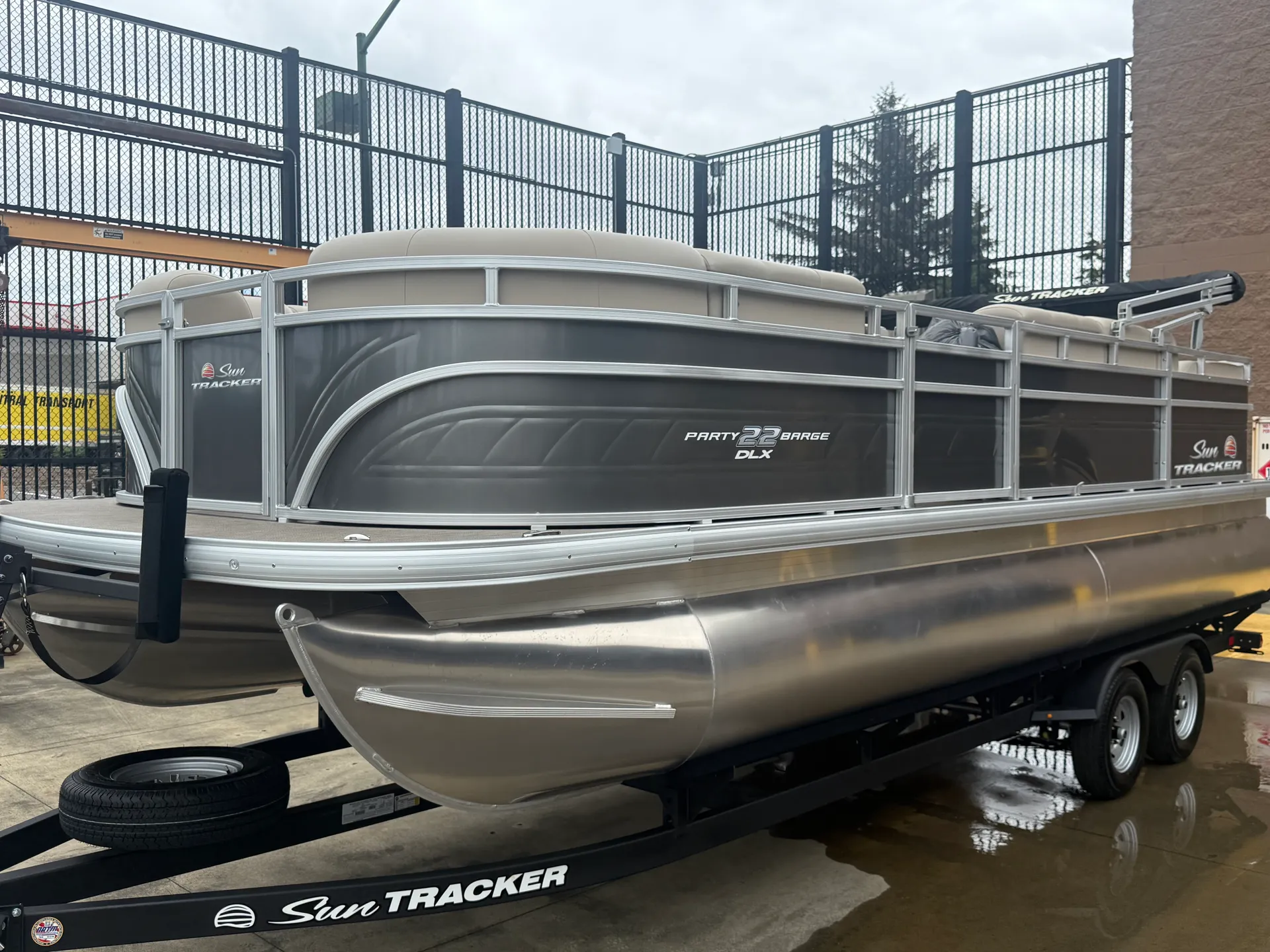 SUN TRACKER PARTY BARGE 22 DLX in Sumner, WA — photo 2
