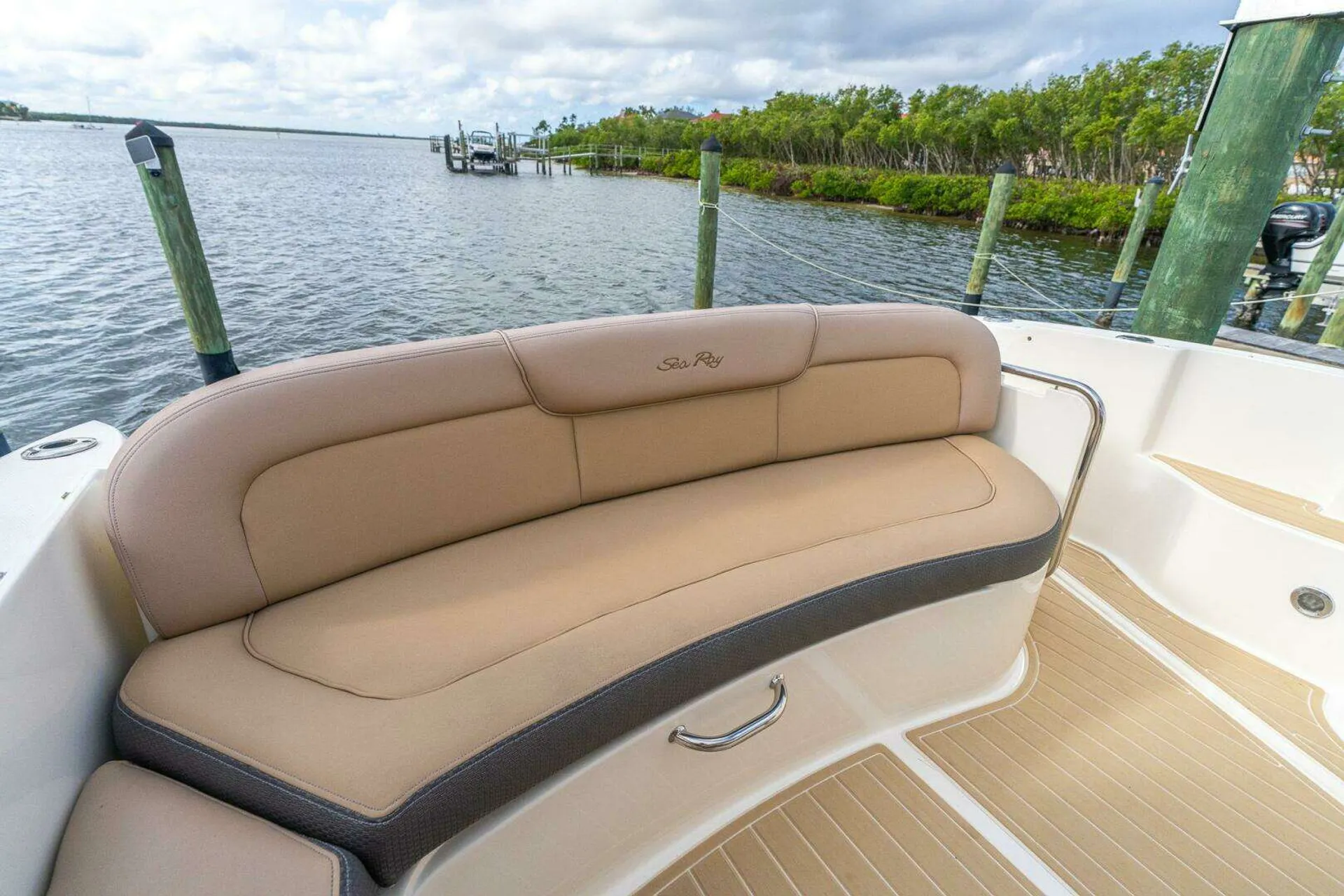 Luxury Sea Ray  Sundancer | Twin 6.2L MerCruisers | Premium Sound | AC