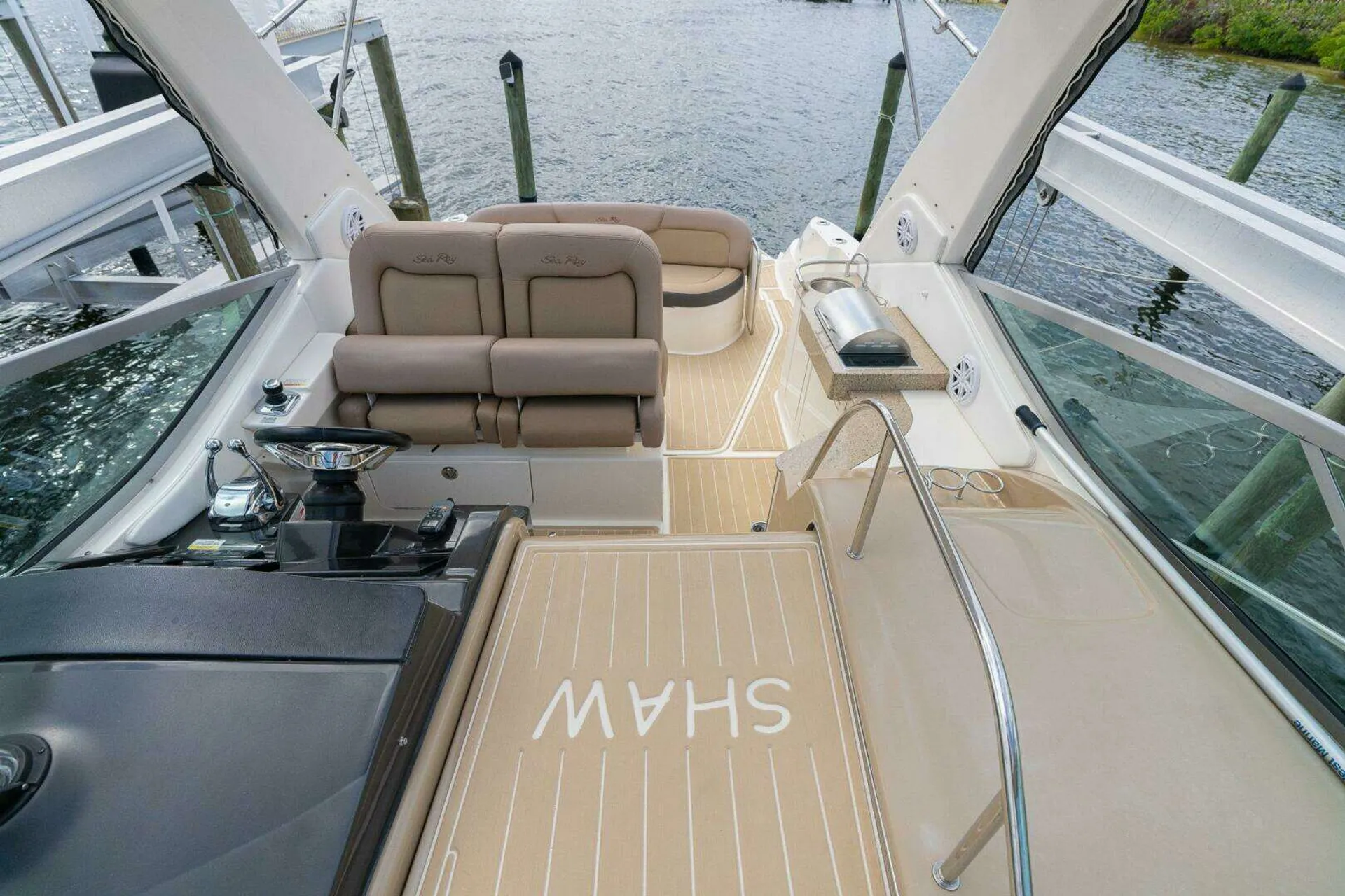 Luxury Sea Ray  Sundancer | Twin 6.2L MerCruisers | Premium Sound | AC