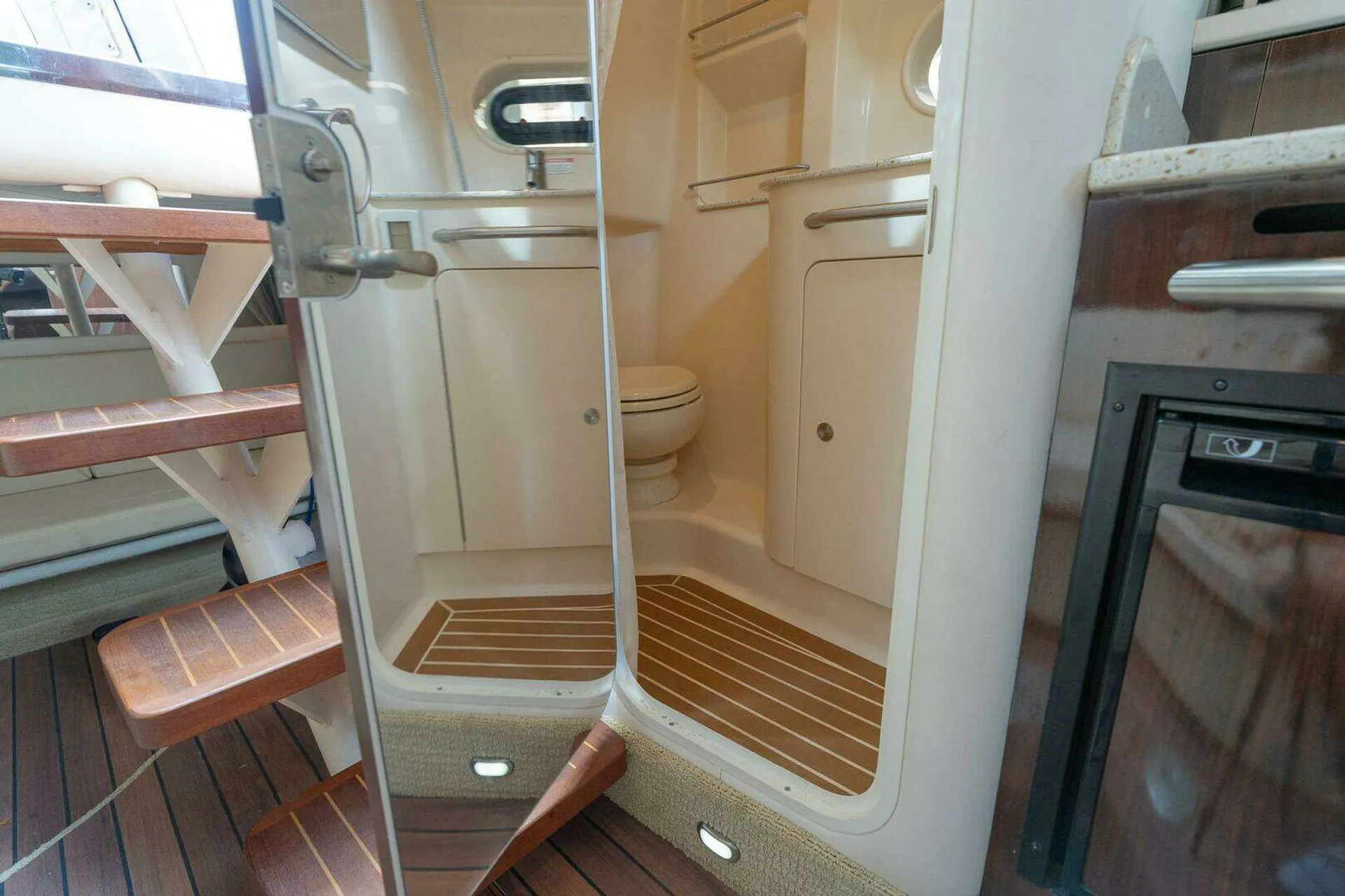 Luxury Sea Ray  Sundancer | Twin 6.2L MerCruisers | Premium Sound | AC