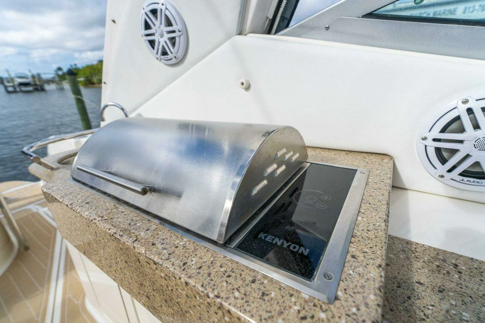 Luxury Sea Ray  Sundancer | Twin 6.2L MerCruisers | Premium Sound | AC