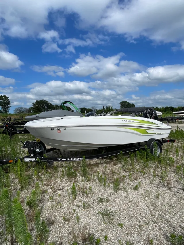 Rent a TAHOE BY TRACKER MARINE bow rider in Paola, KS near me