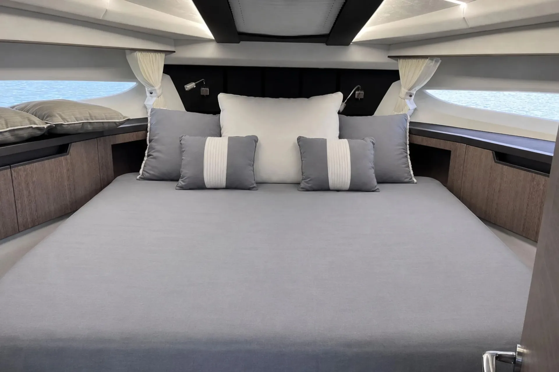 Galeon 425 HTS in Port Washington, NY — photo 9