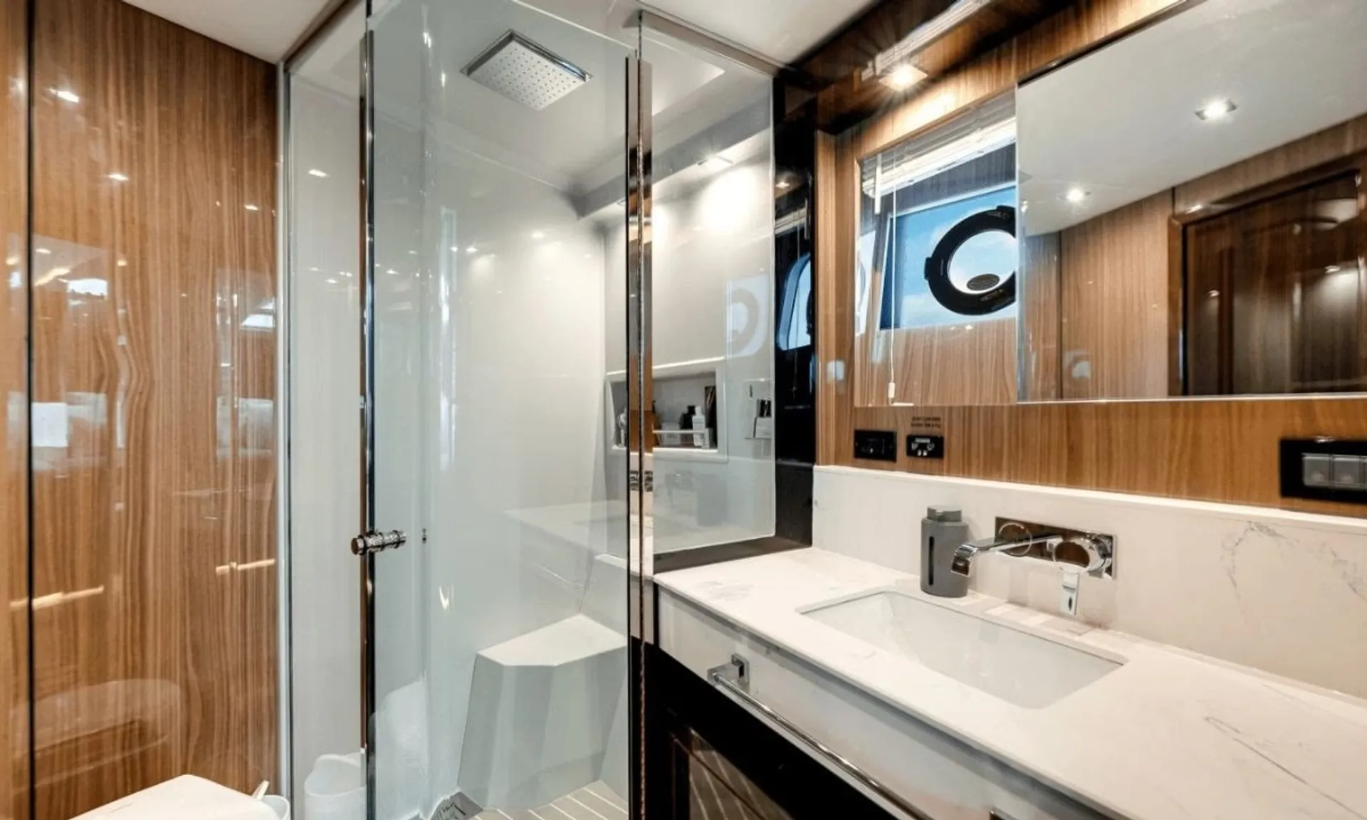 Luxurious 60' Cruisers Cantius serving NYC, Sag Harbor and Montauk
