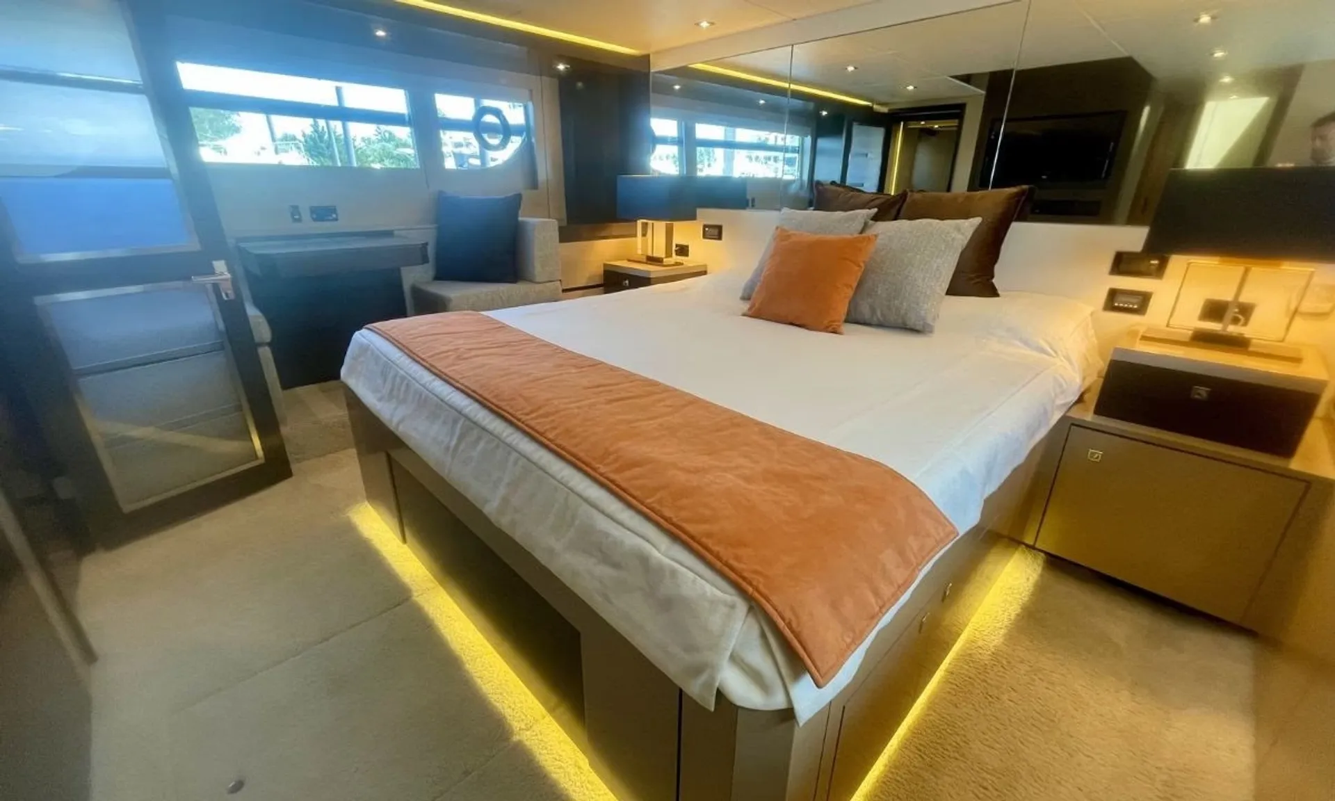 Luxurious 60' Cruisers Cantius serving NYC, Sag Harbor and Montauk